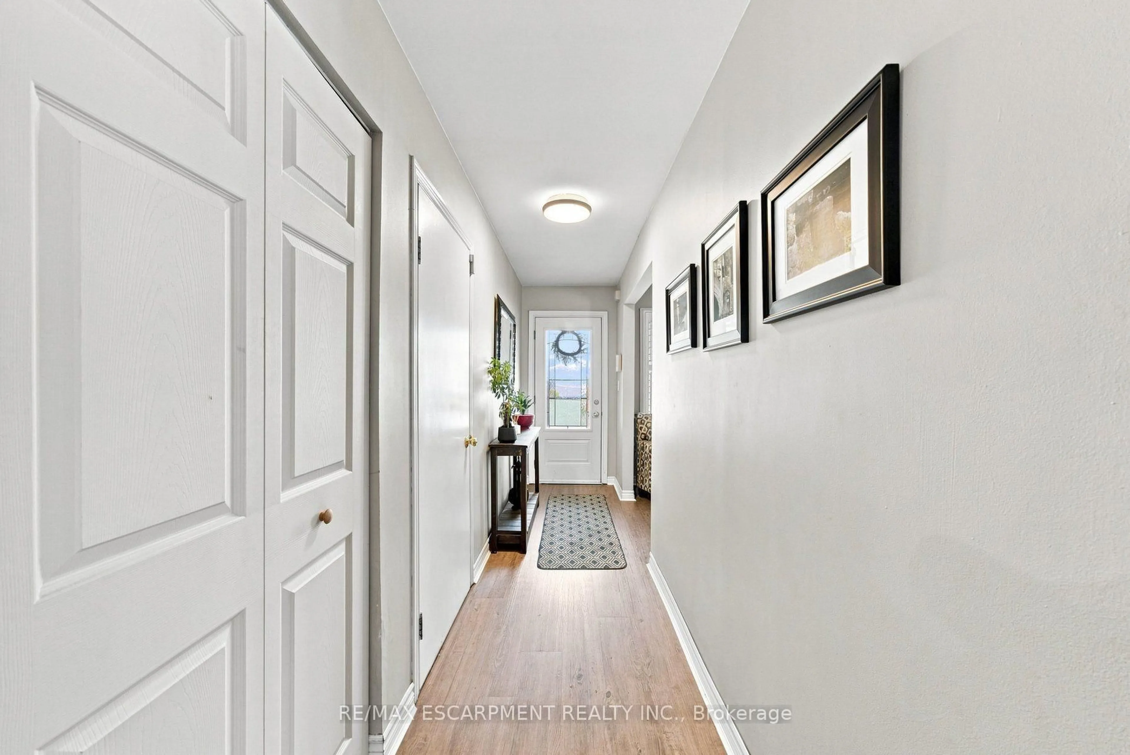 Indoor entryway for 143 Independence Dr, Hamilton Ontario L8W 3H7