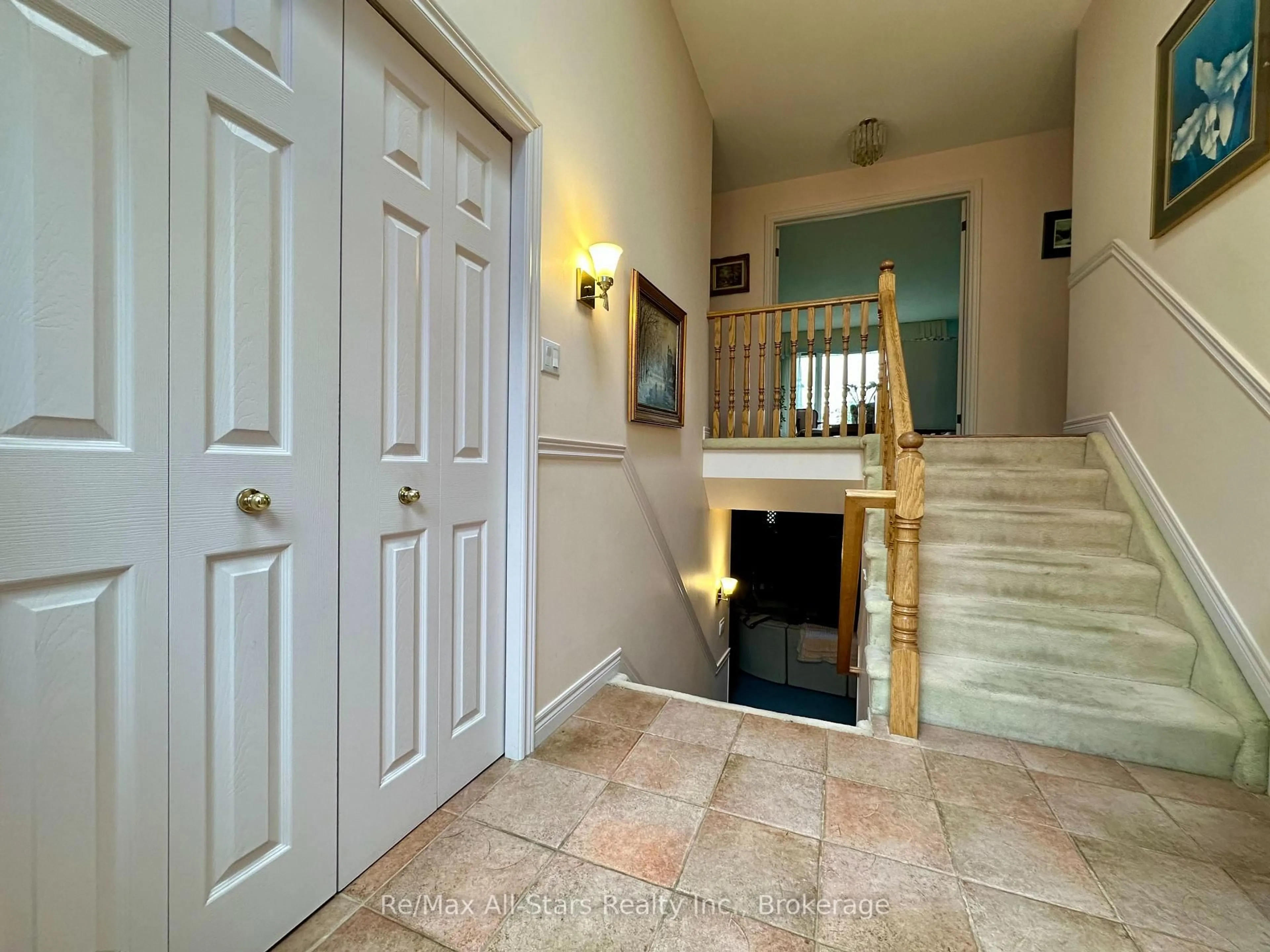 Indoor foyer for 3 Governors Dr, Kawartha Lakes Ontario K0M 1A0
