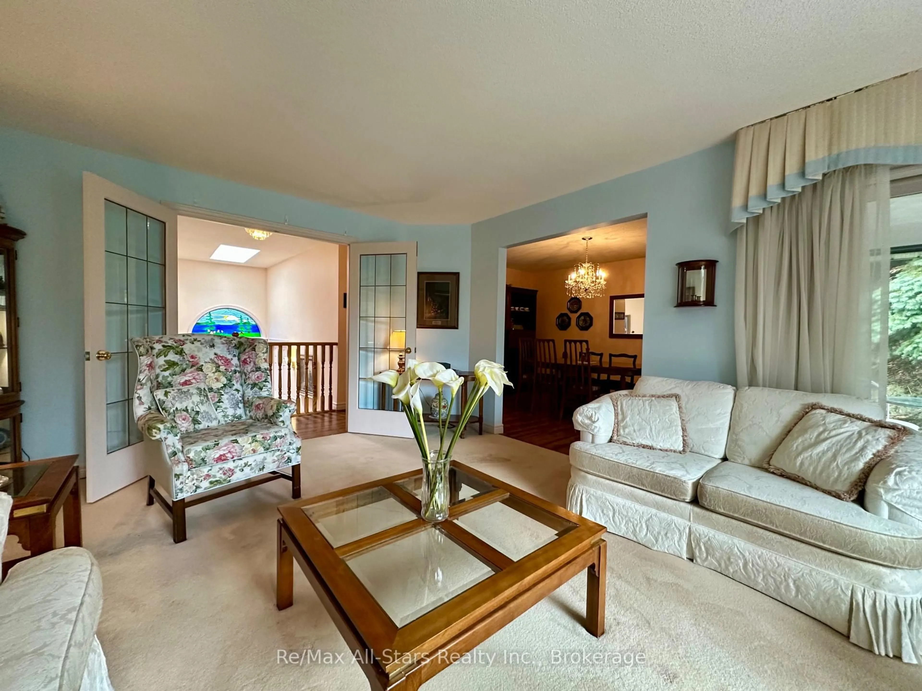 Living room with furniture, carpet floor for 3 Governors Dr, Kawartha Lakes Ontario K0M 1A0