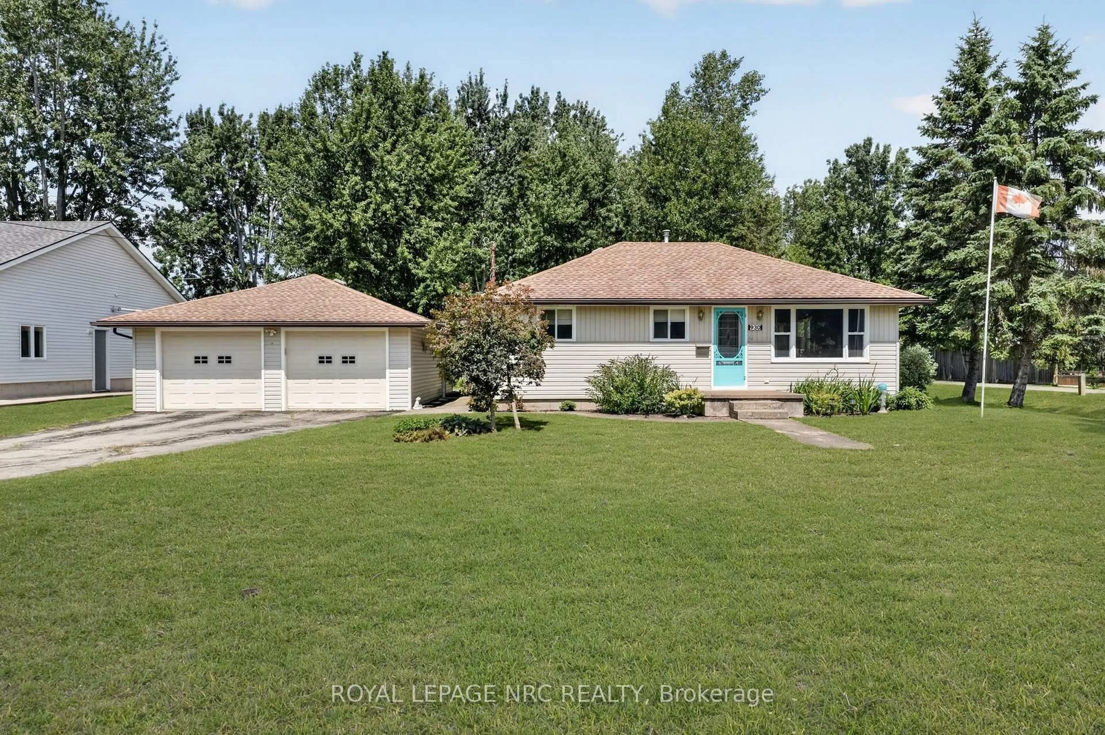 A pic from outside/outdoor area/front of a property/back of a property/a pic from drone, street for 930 EDGEMERE Rd, Fort Erie Ontario L2A 1A8