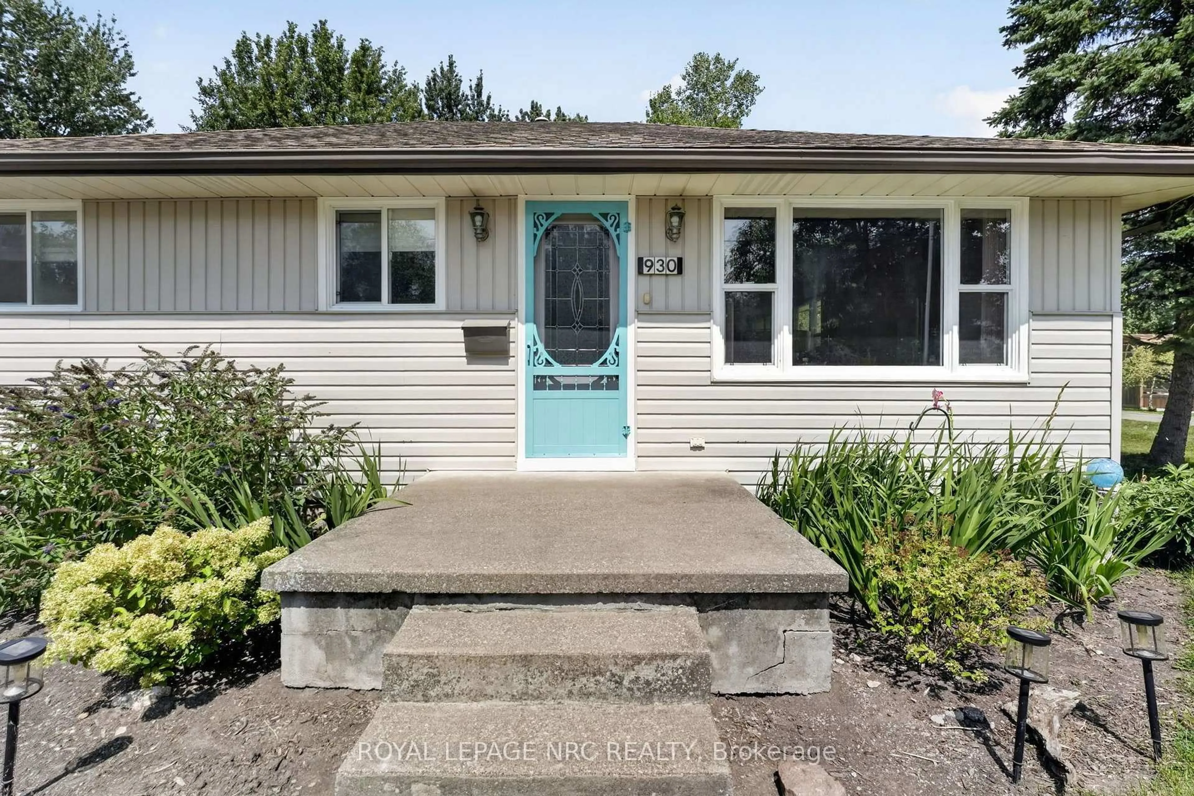 Home with vinyl exterior material, street for 930 EDGEMERE Rd, Fort Erie Ontario L2A 1A8