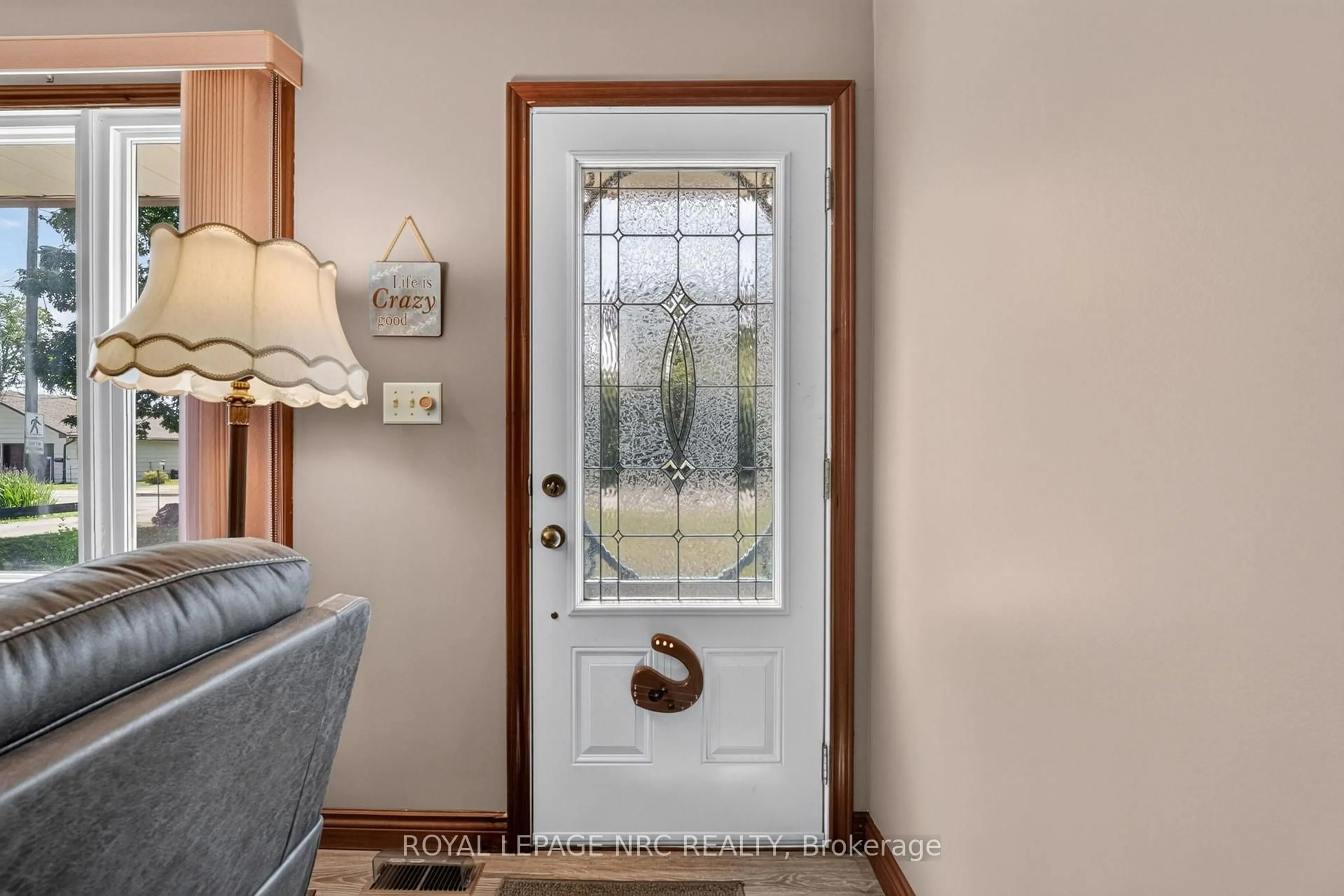 Indoor entryway for 930 EDGEMERE Rd, Fort Erie Ontario L2A 1A8