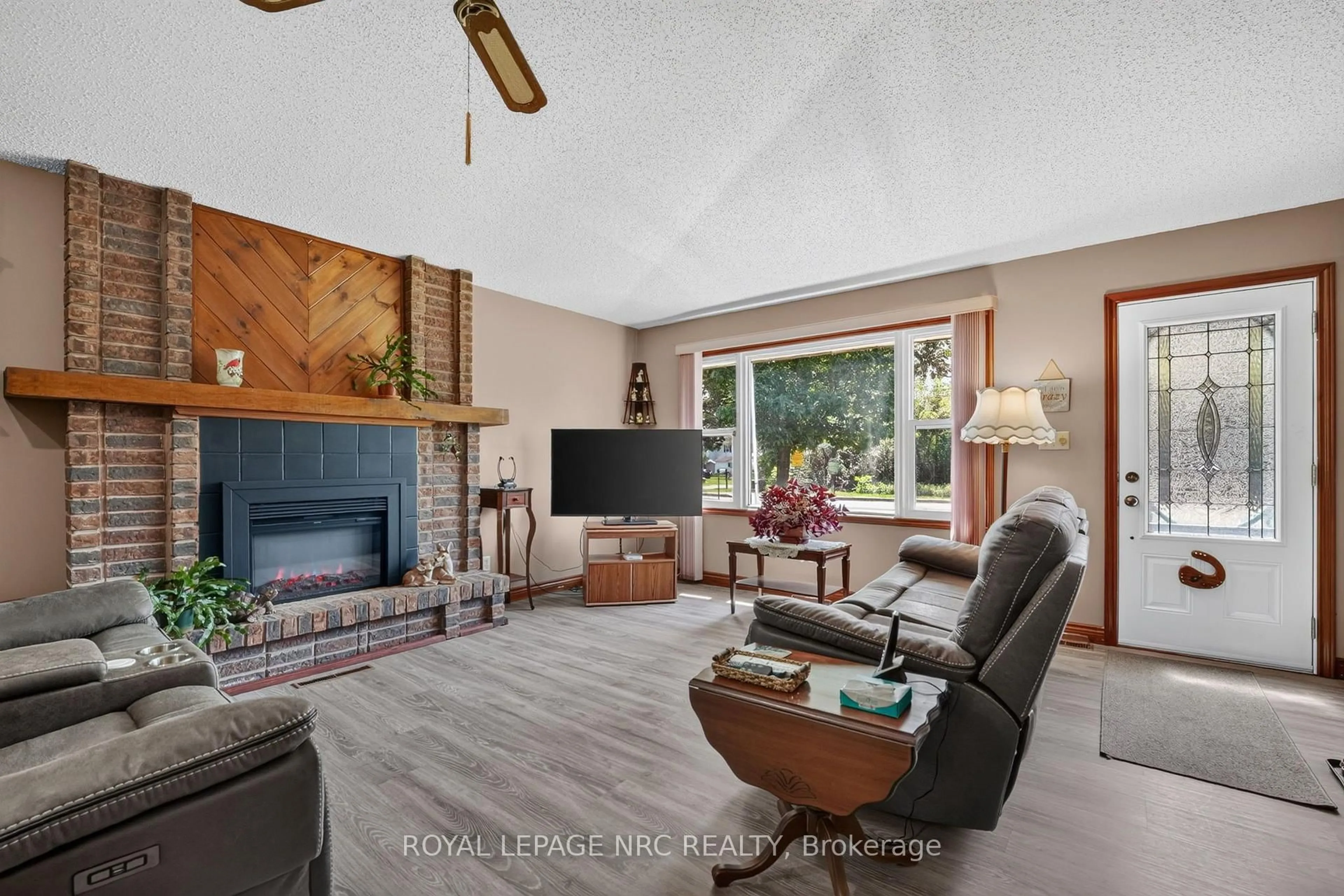 Living room with furniture, unknown for 930 EDGEMERE Rd, Fort Erie Ontario L2A 1A8