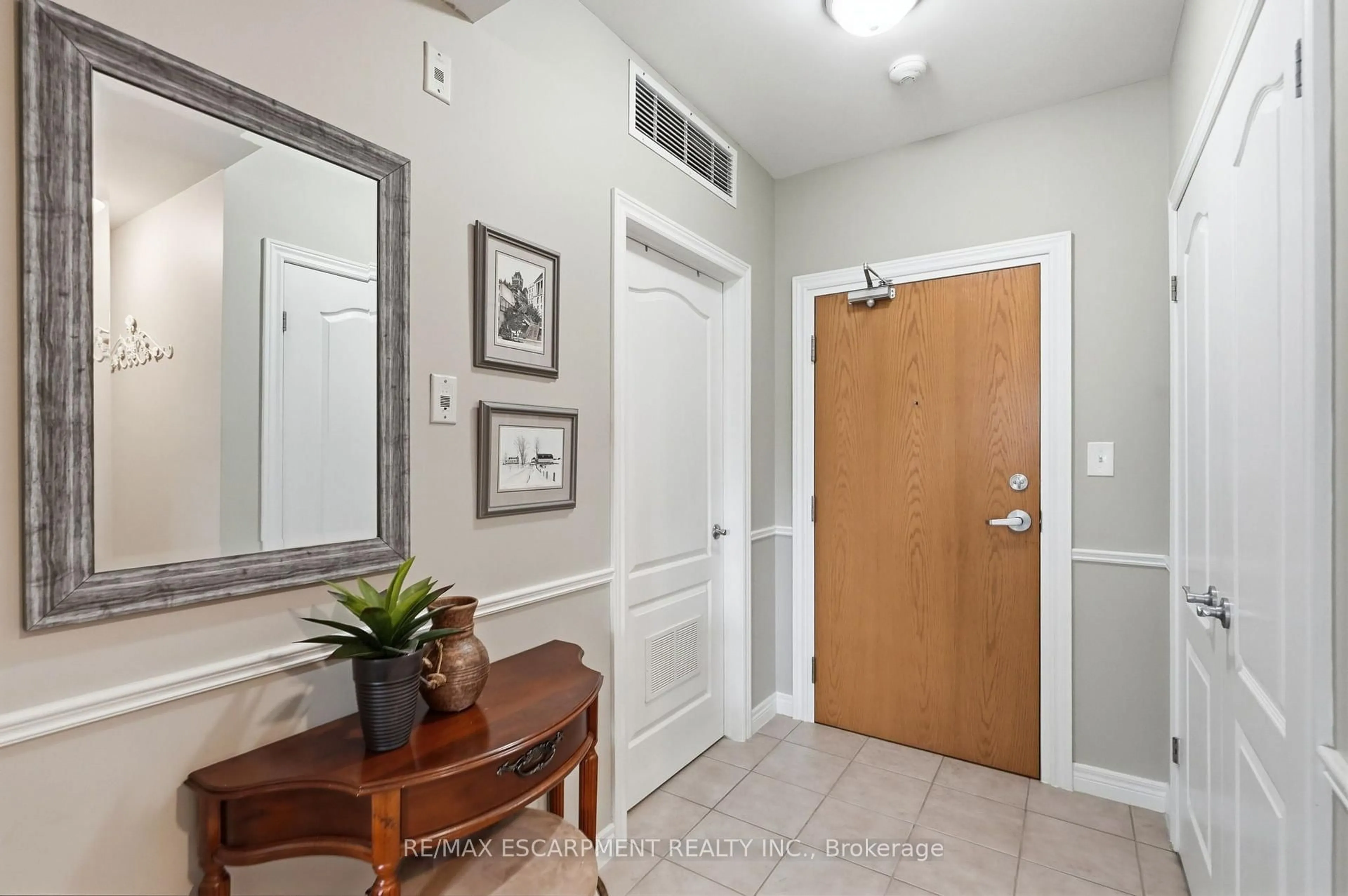 Indoor entryway for 59 CRITZIA Dr #202, Hamilton Ontario L0R 1W0