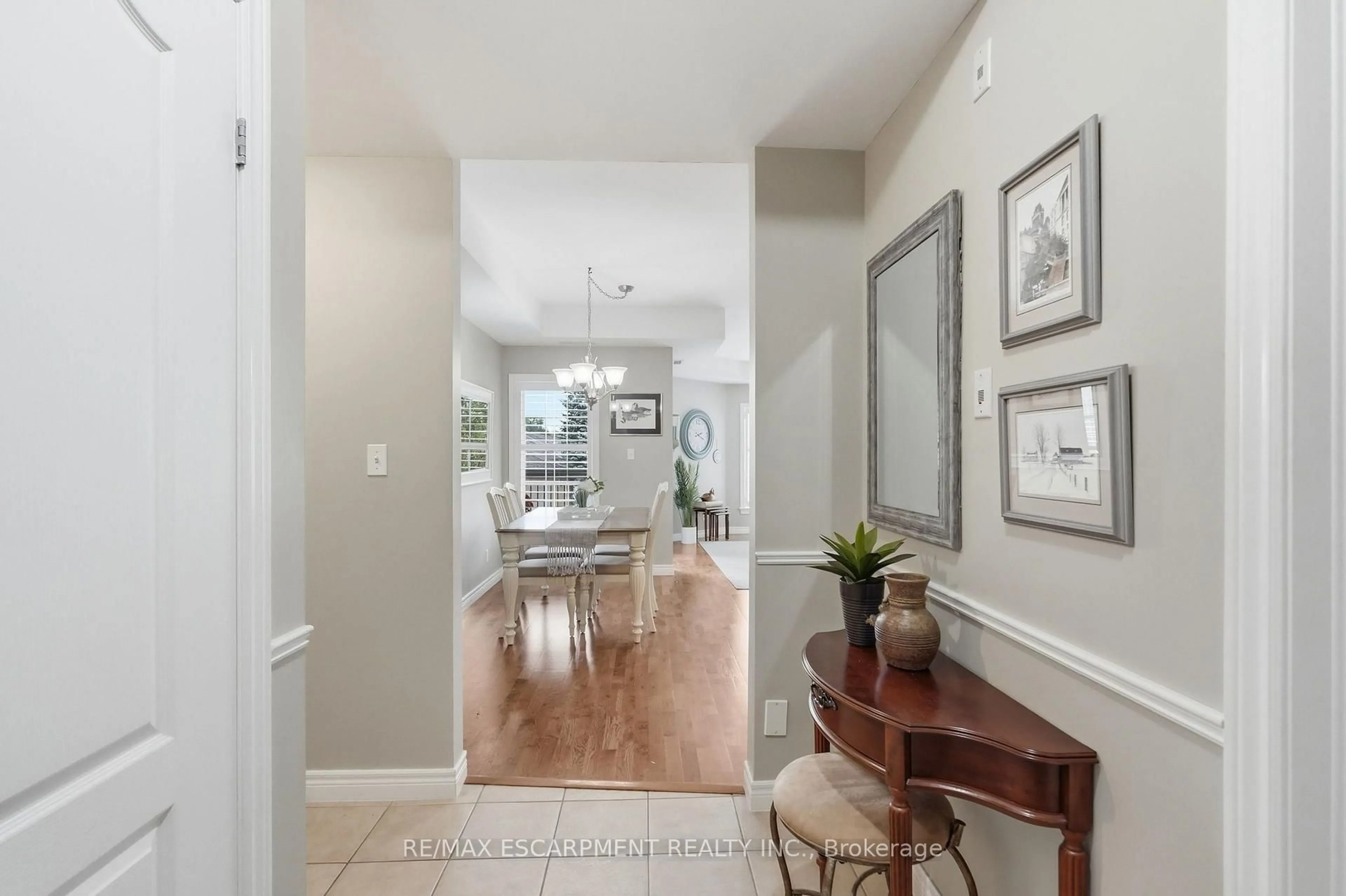Indoor entryway for 59 CRITZIA Dr #202, Hamilton Ontario L0R 1W0