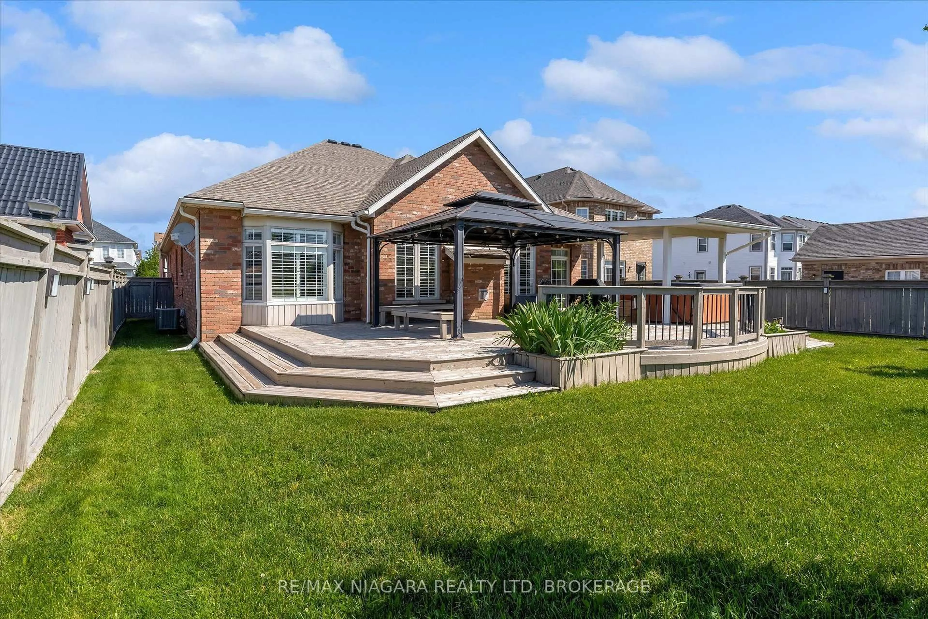 Home with brick exterior material, unknown for 404 Wright Cres, Niagara-on-the-Lake Ontario L0S 1J0