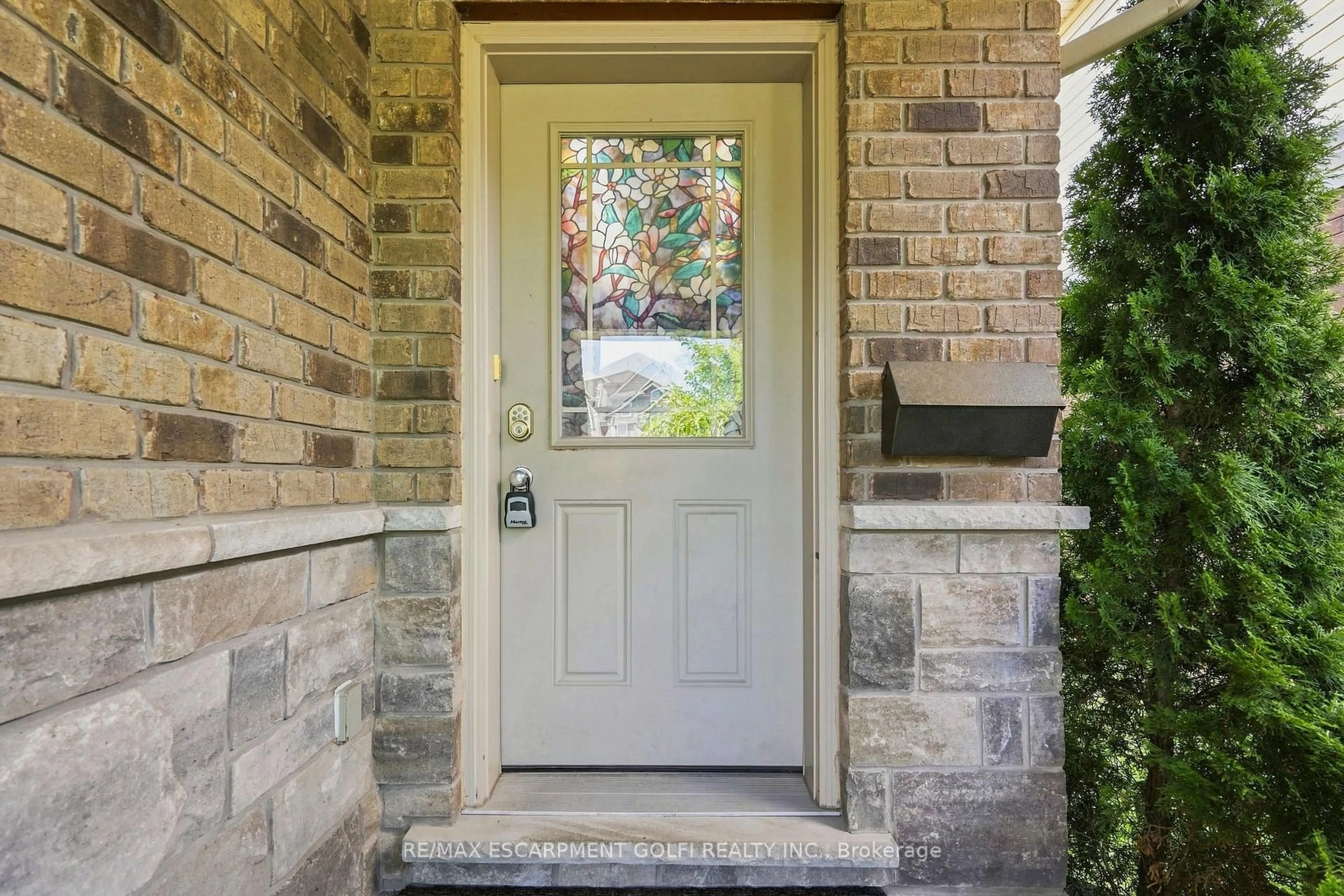 Indoor entryway for 8540 Milomir St, Niagara Falls Ontario L2H 0B6
