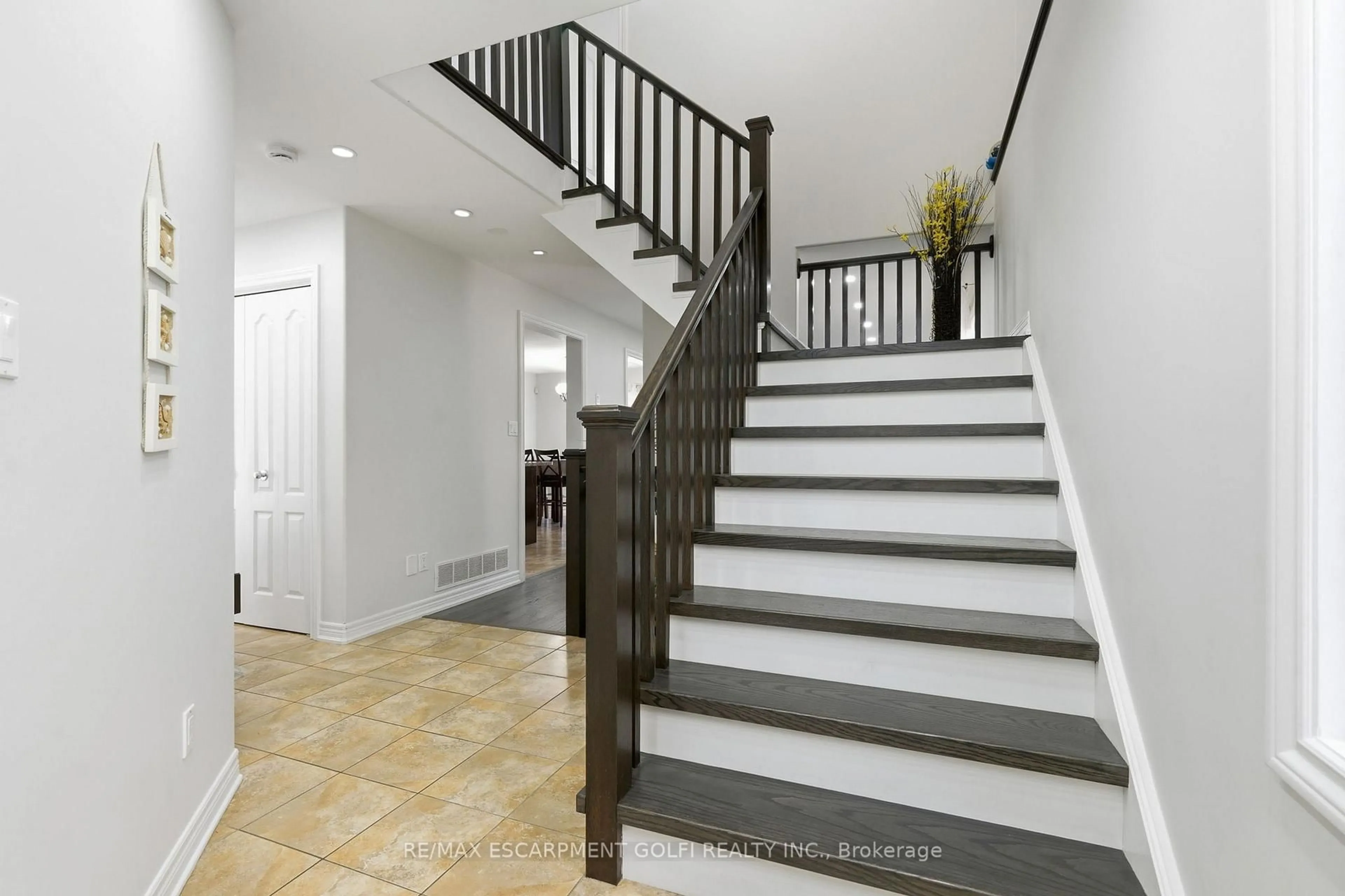 Stairs for 8540 Milomir St, Niagara Falls Ontario L2H 0B6