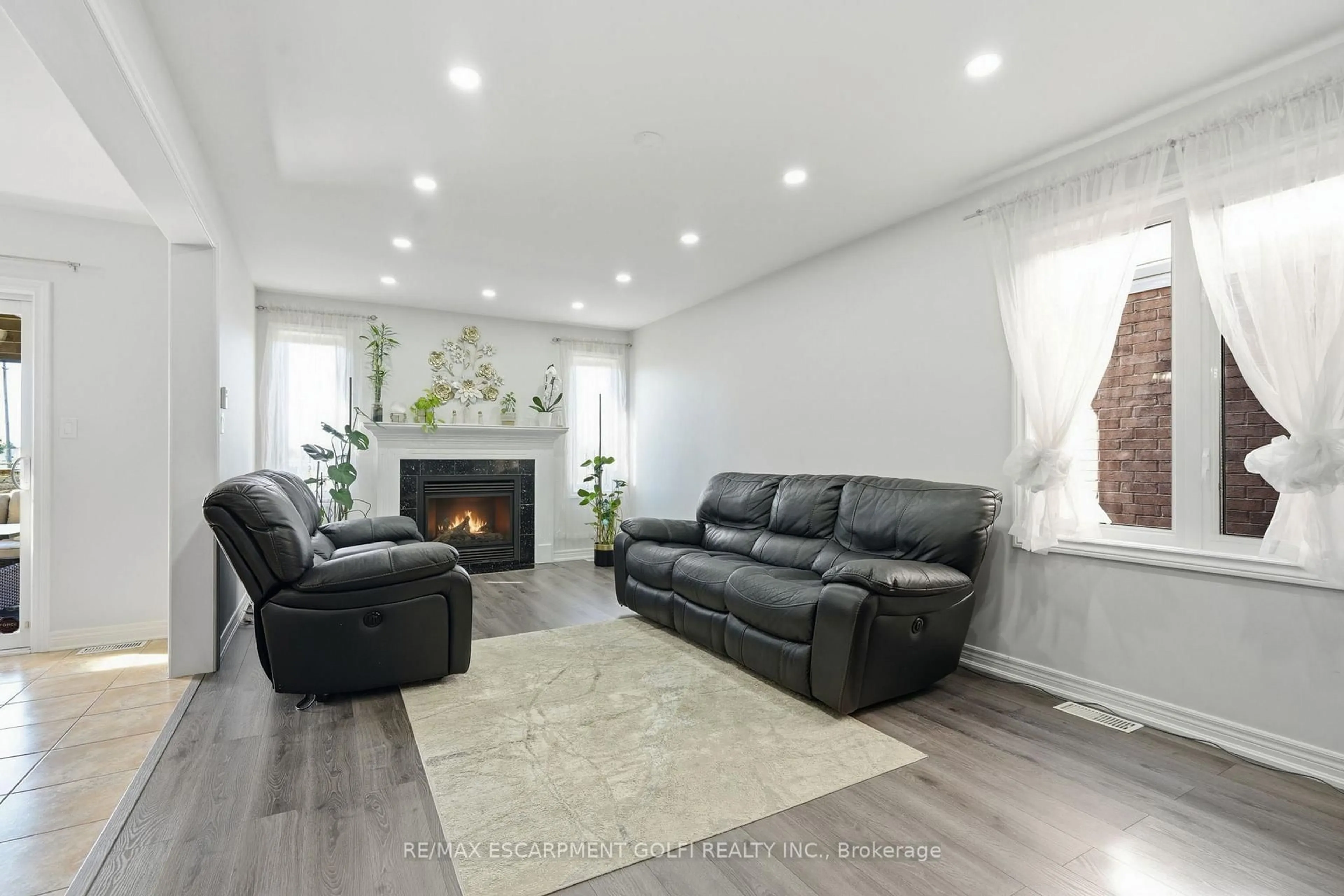 Living room with furniture, unknown for 8540 Milomir St, Niagara Falls Ontario L2H 0B6