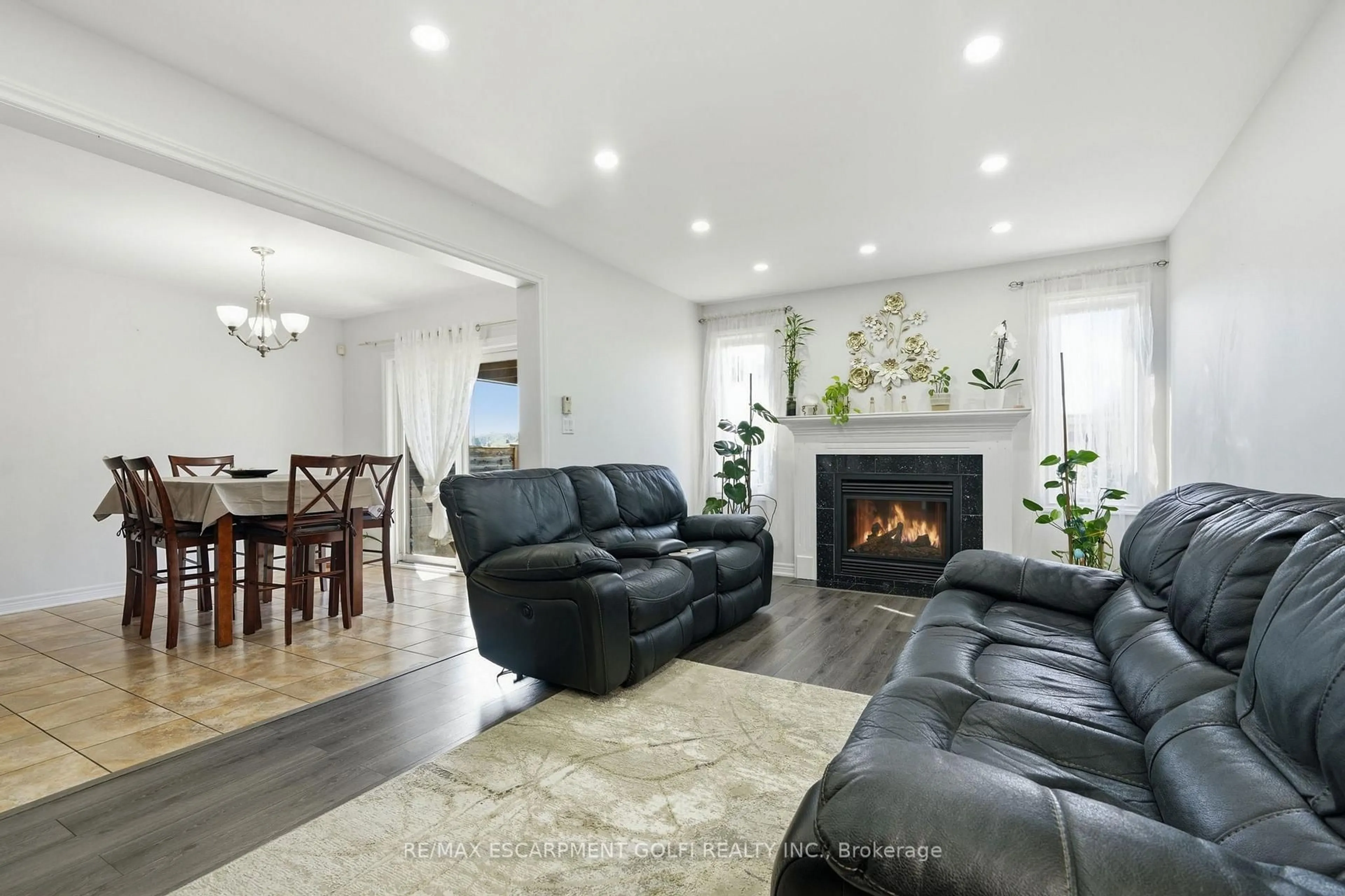 Living room with furniture, unknown for 8540 Milomir St, Niagara Falls Ontario L2H 0B6