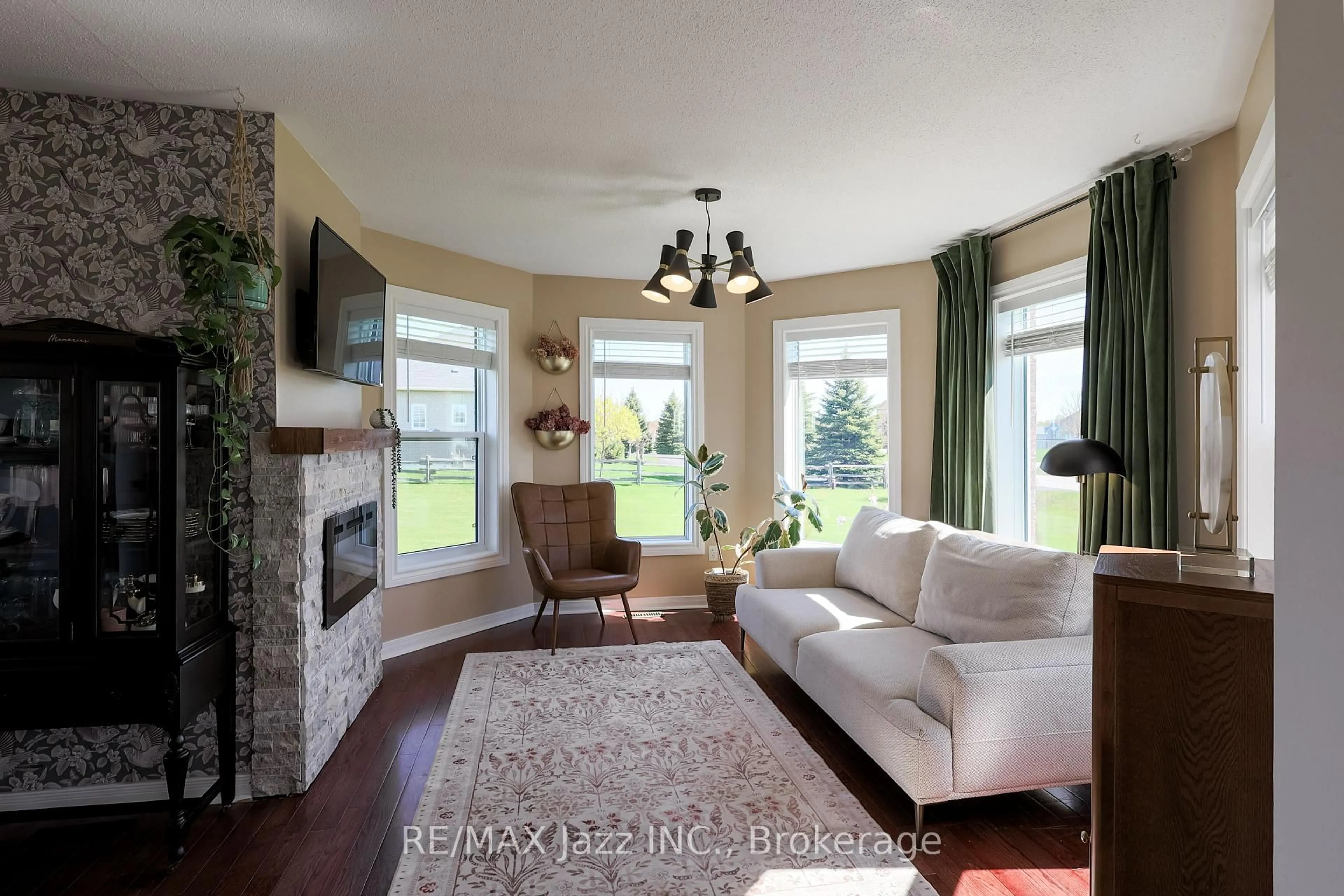 Living room with furniture, unknown for 29 Songbird Cres, Kawartha Lakes Ontario K9V 4R4