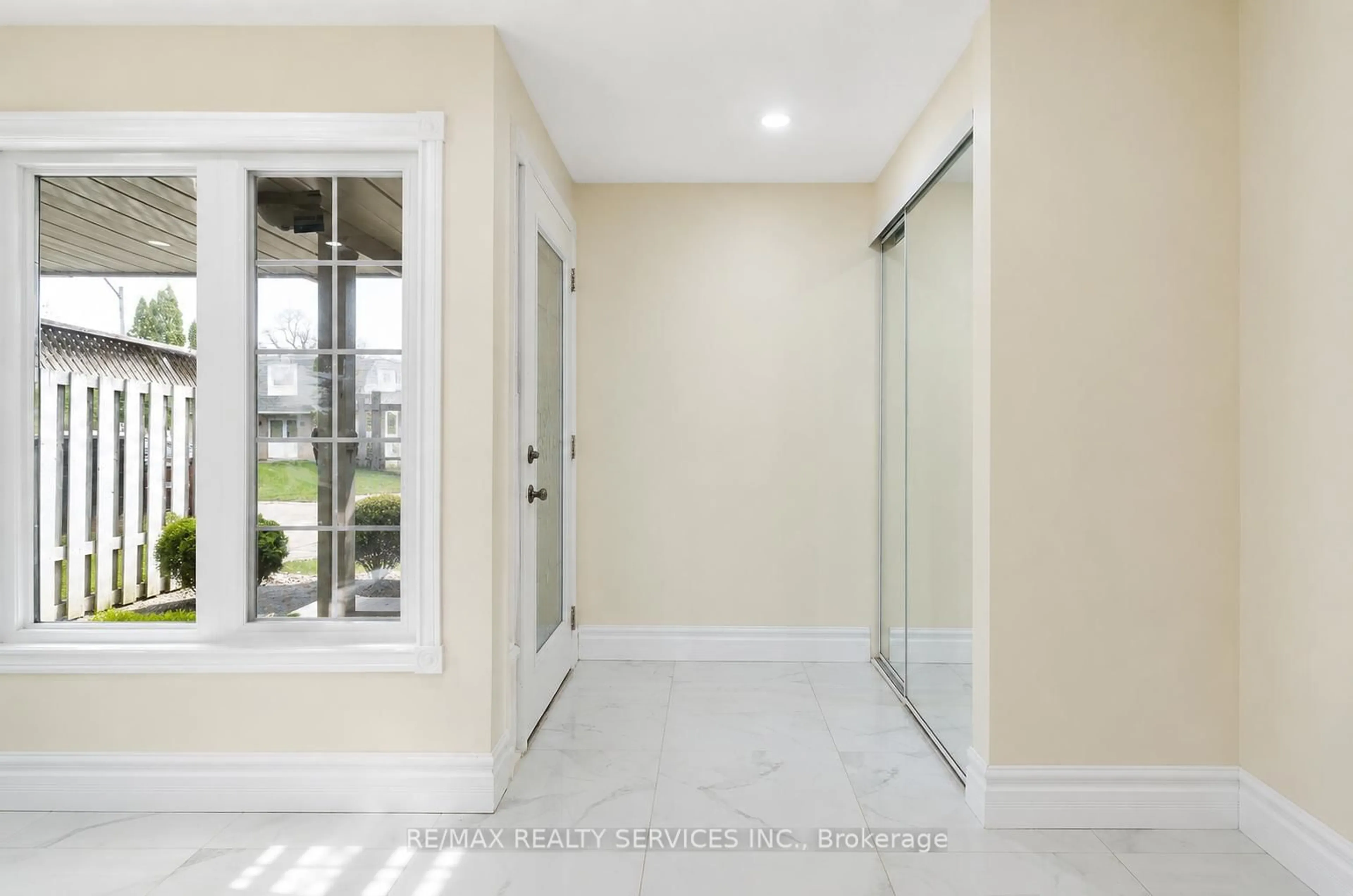 Indoor entryway for 238 Linden Dr, Cambridge Ontario N3H 4Y2