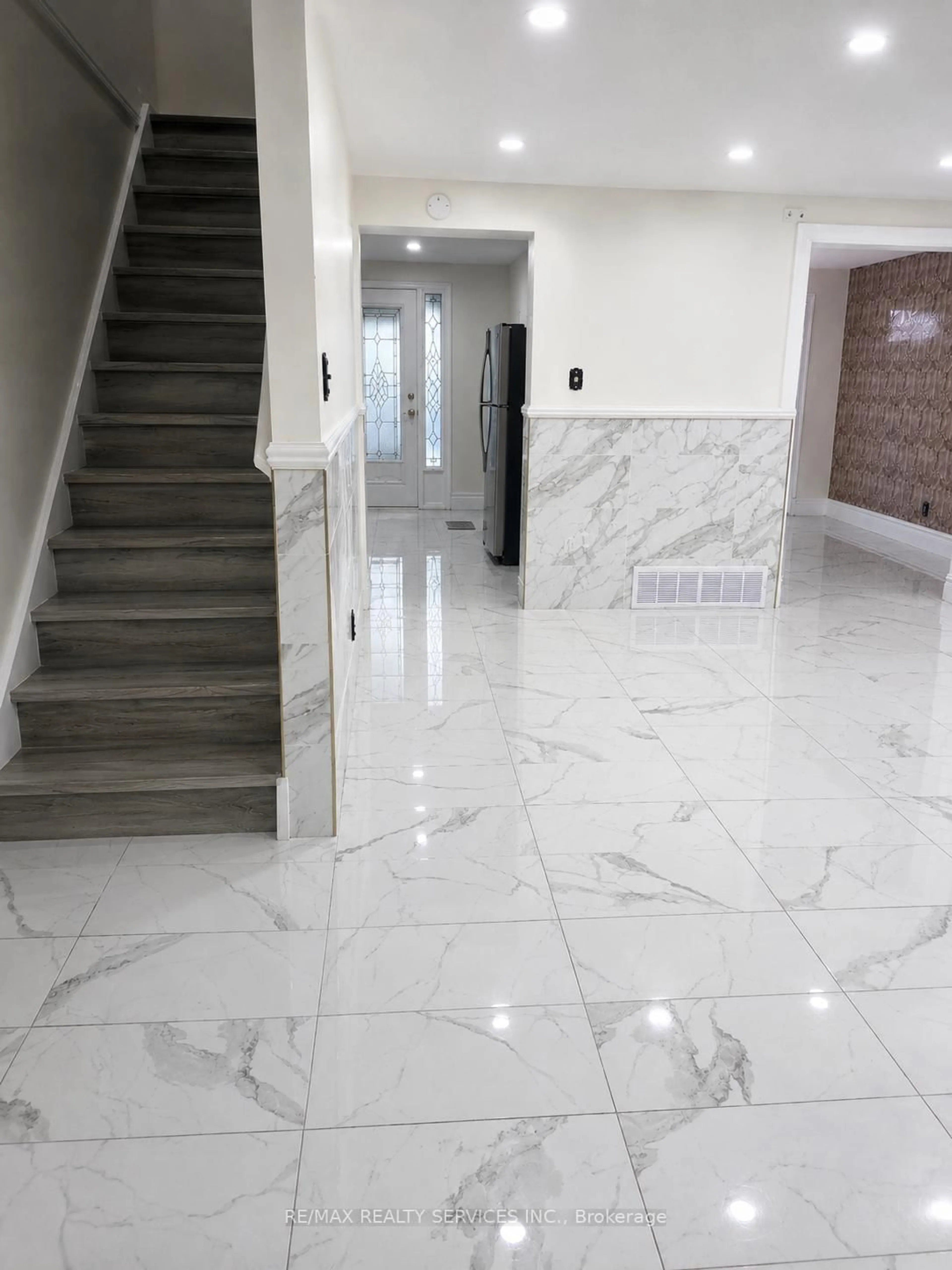 Indoor foyer for 238 Linden Dr, Cambridge Ontario N3H 4Y2