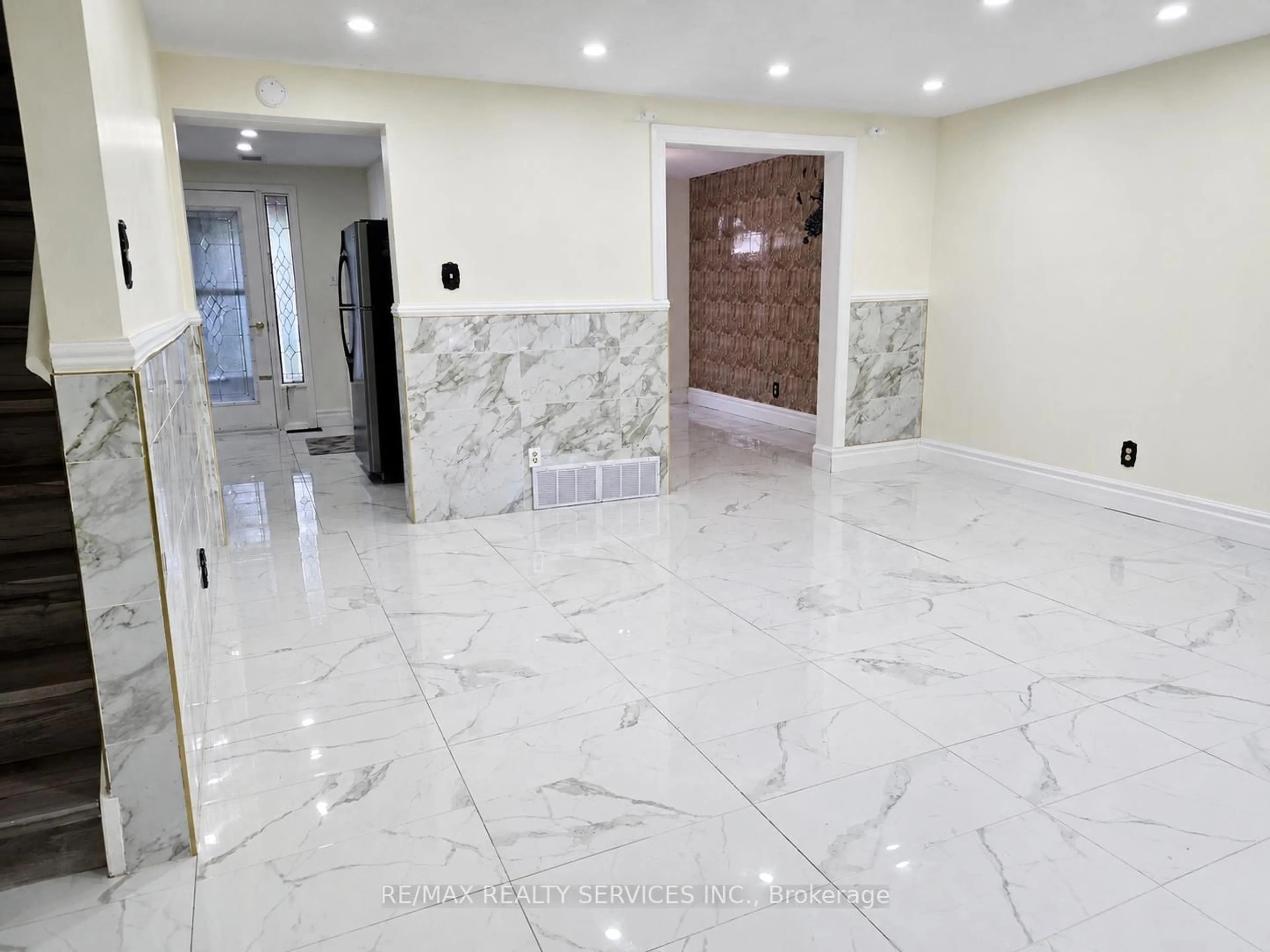 Indoor foyer for 238 Linden Dr, Cambridge Ontario N3H 4Y2