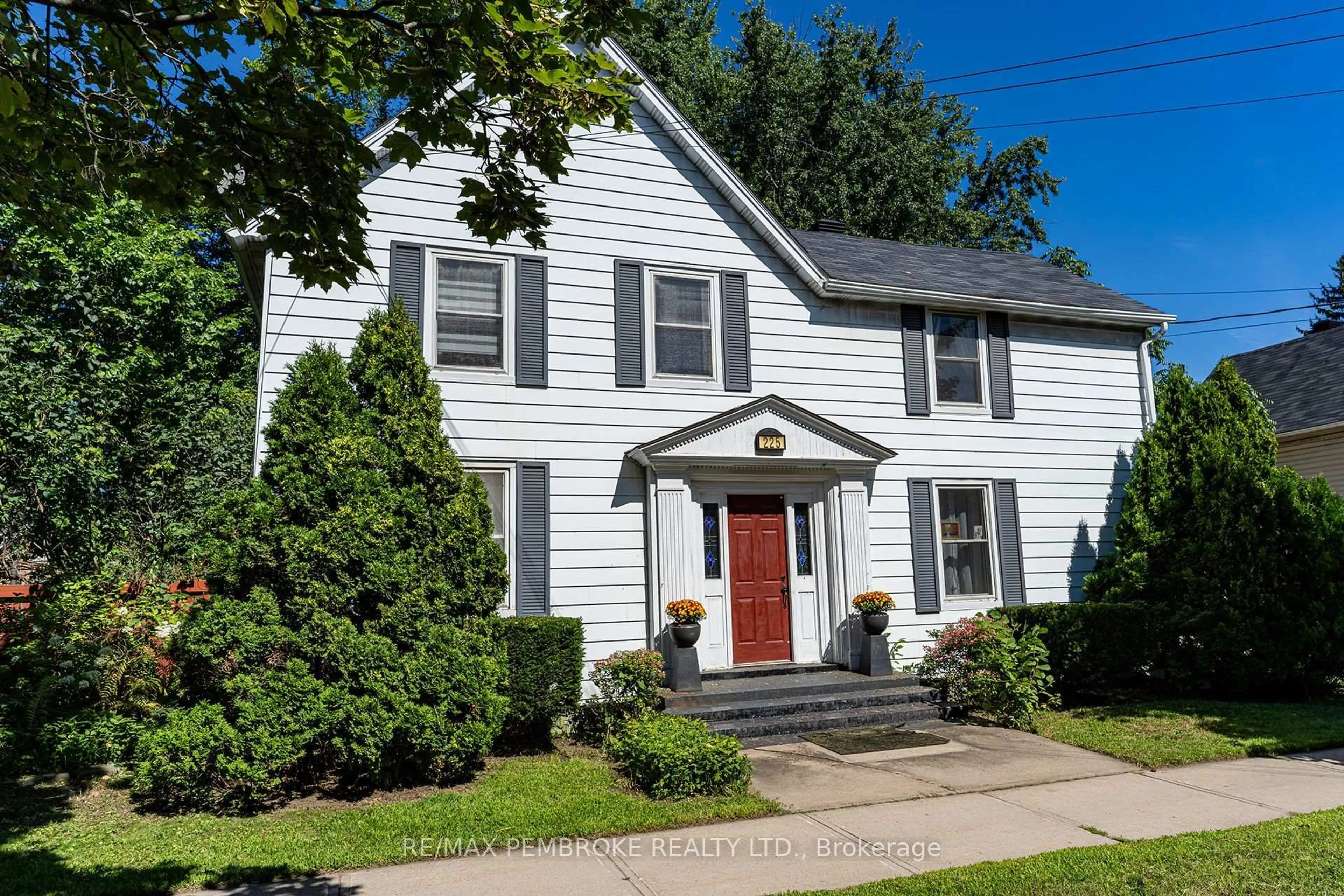 Home with vinyl exterior material, street for 225 Mary St, Pembroke Ontario K8A 5V9