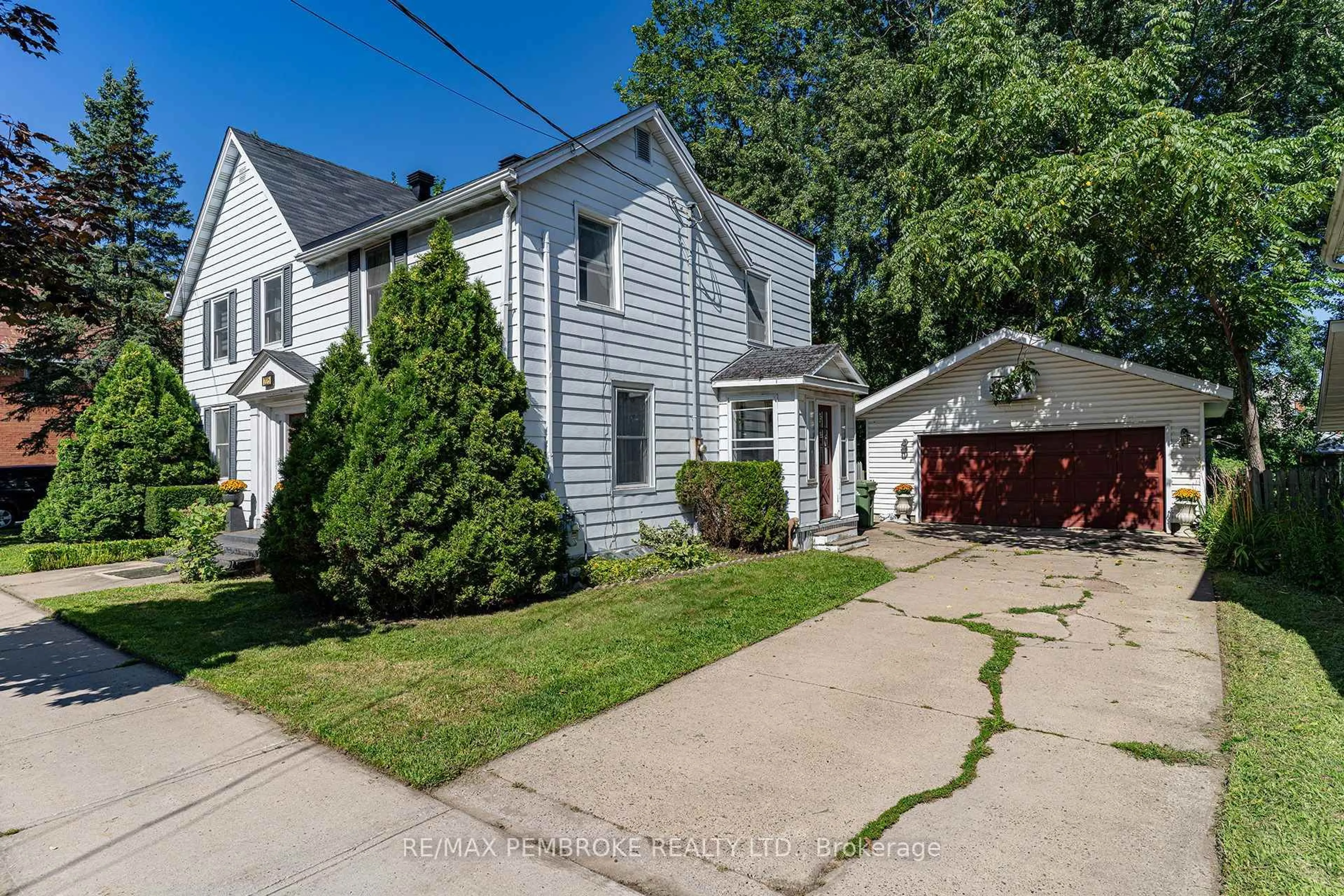 A pic from outside/outdoor area/front of a property/back of a property/a pic from drone, street for 225 Mary St, Pembroke Ontario K8A 5V9