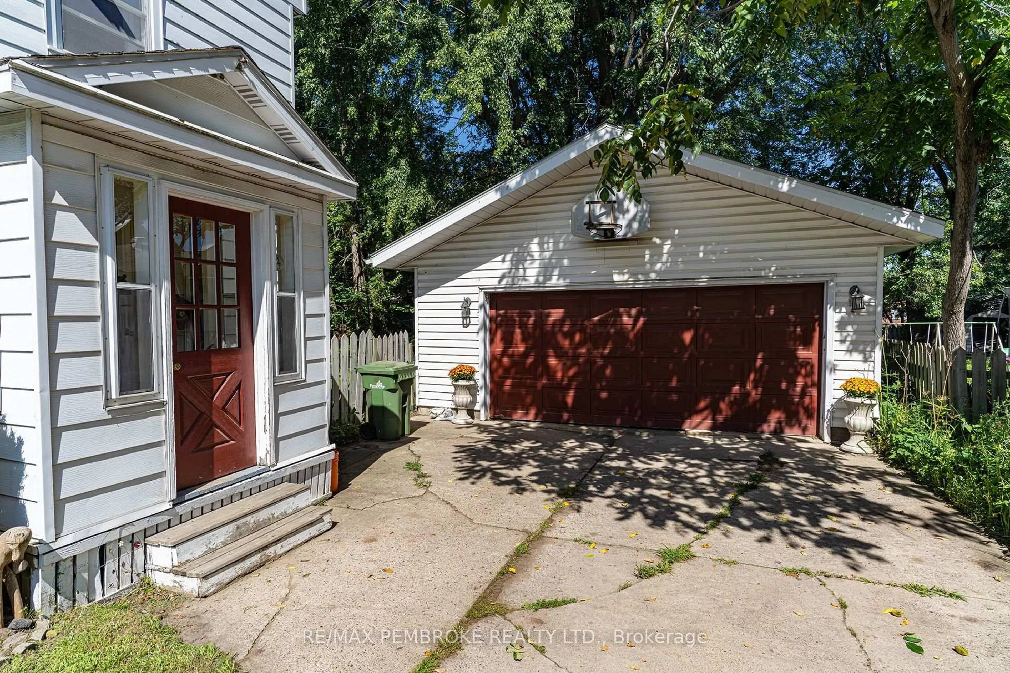 Unknown for 225 Mary St, Pembroke Ontario K8A 5V9