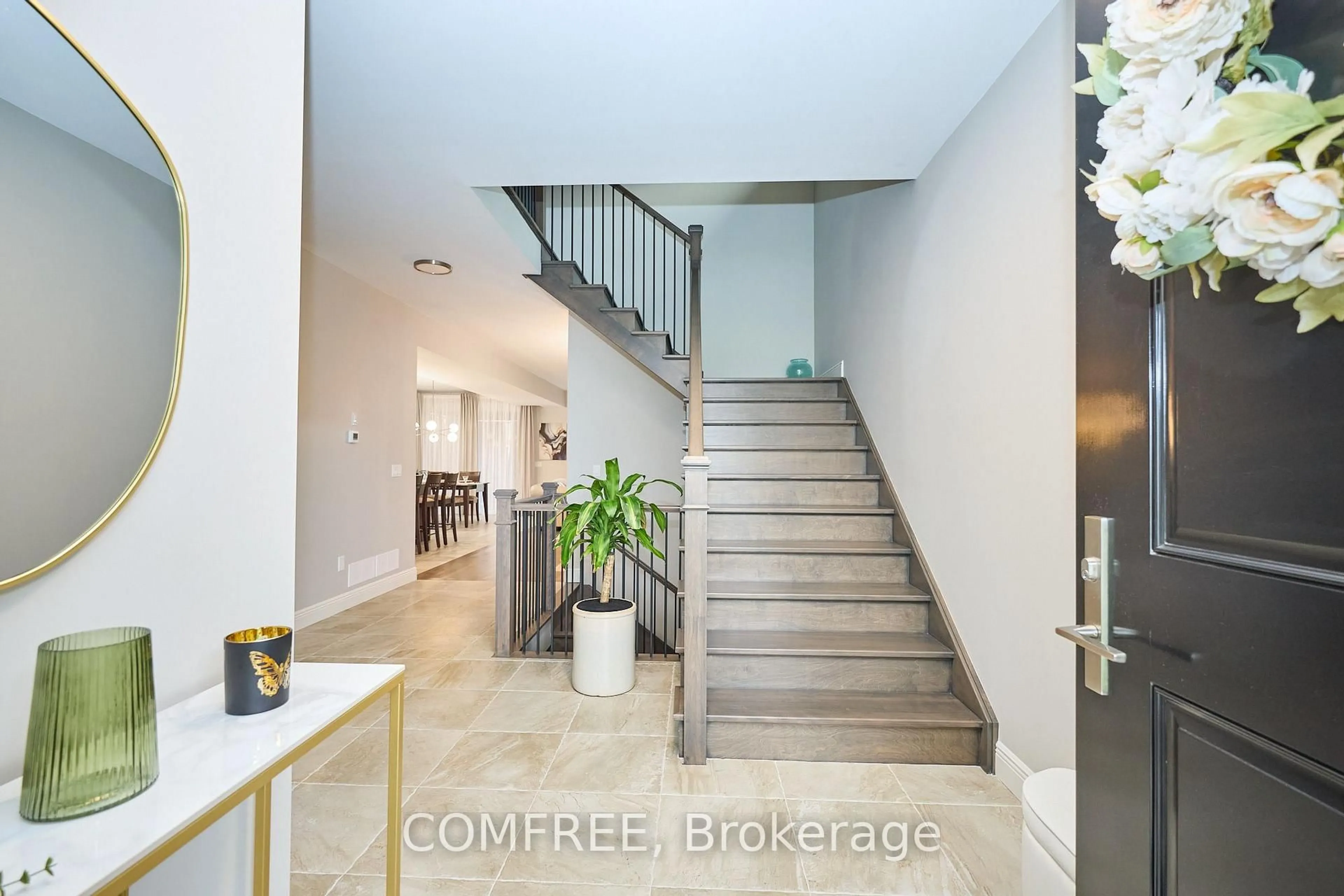 Indoor foyer for 8880 Angie Dr, Niagara Falls Ontario L2H 3W8