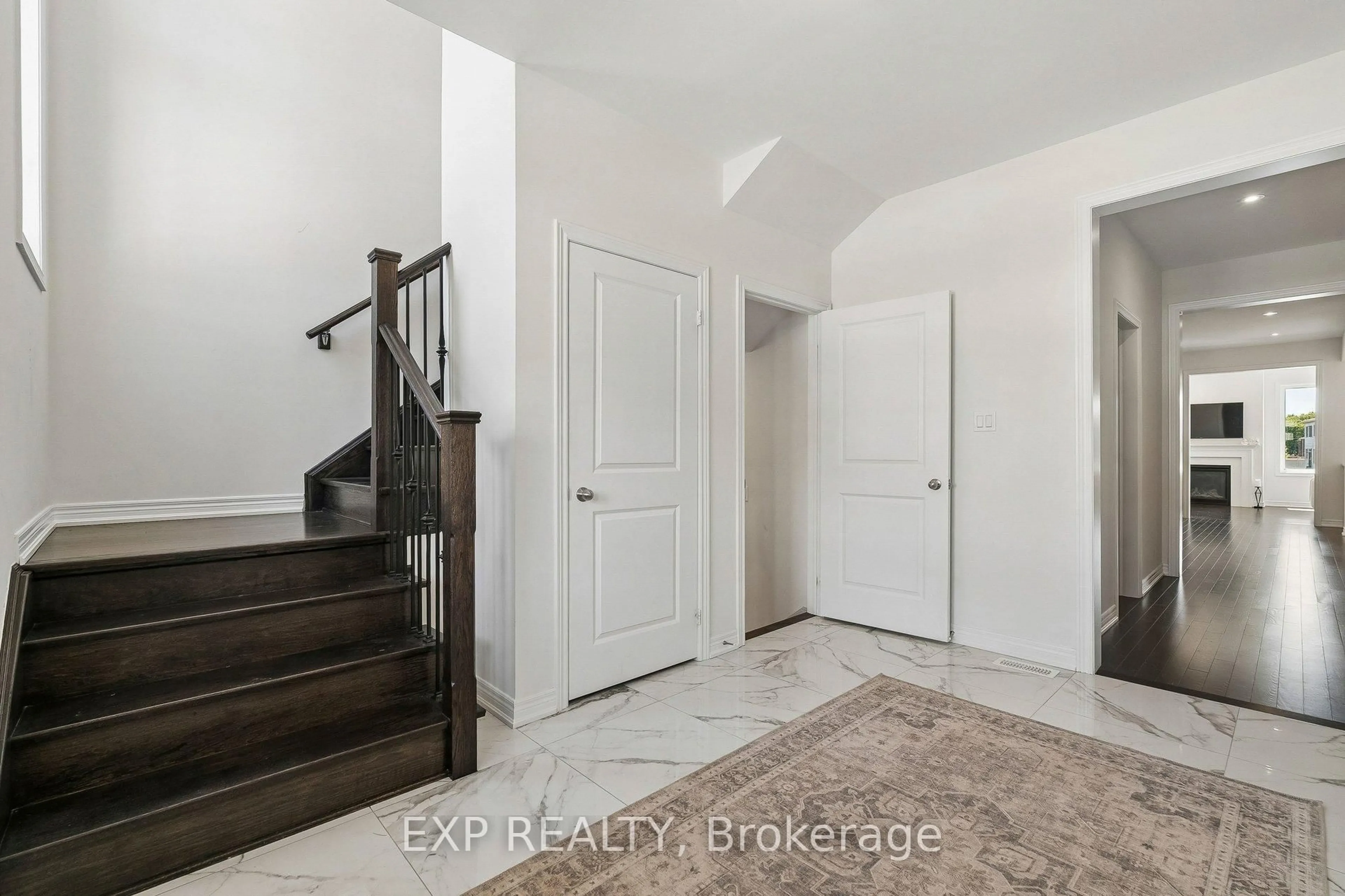Indoor entryway for 285 Chippewa Ave, Shelburne Ontario L9V 3Y2