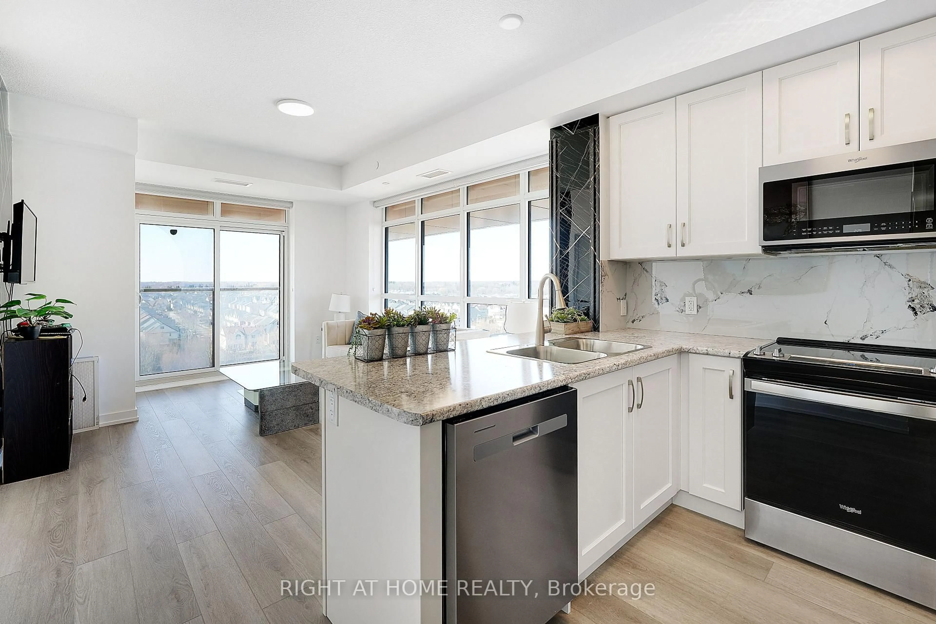 Open concept kitchen, ceramic/tile floor for 460 Dundas St #905, Hamilton Ontario L8B 2A5