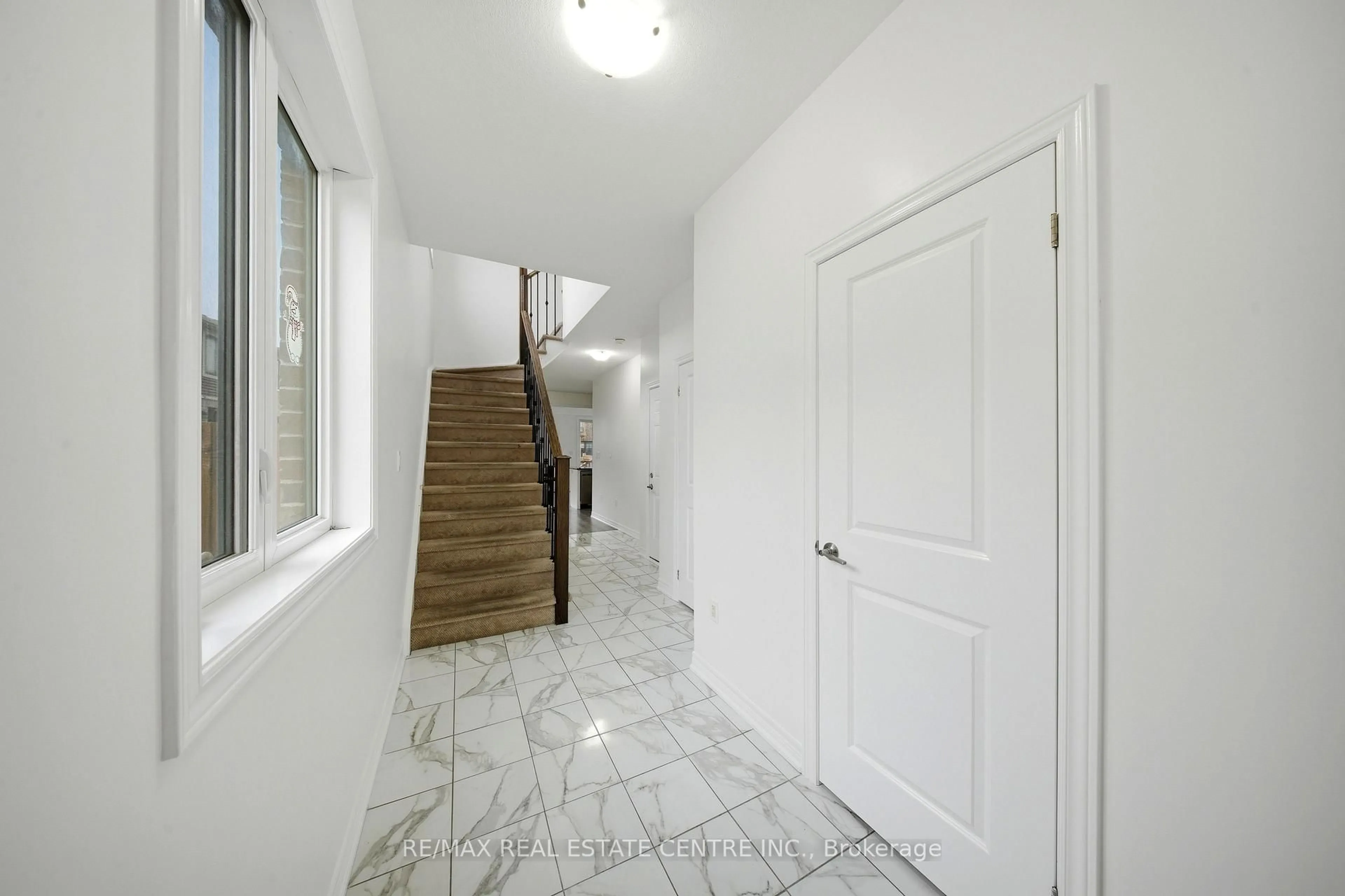 Indoor foyer for 1890 Rymal Rd #167, Hamilton Ontario L0R 1P0