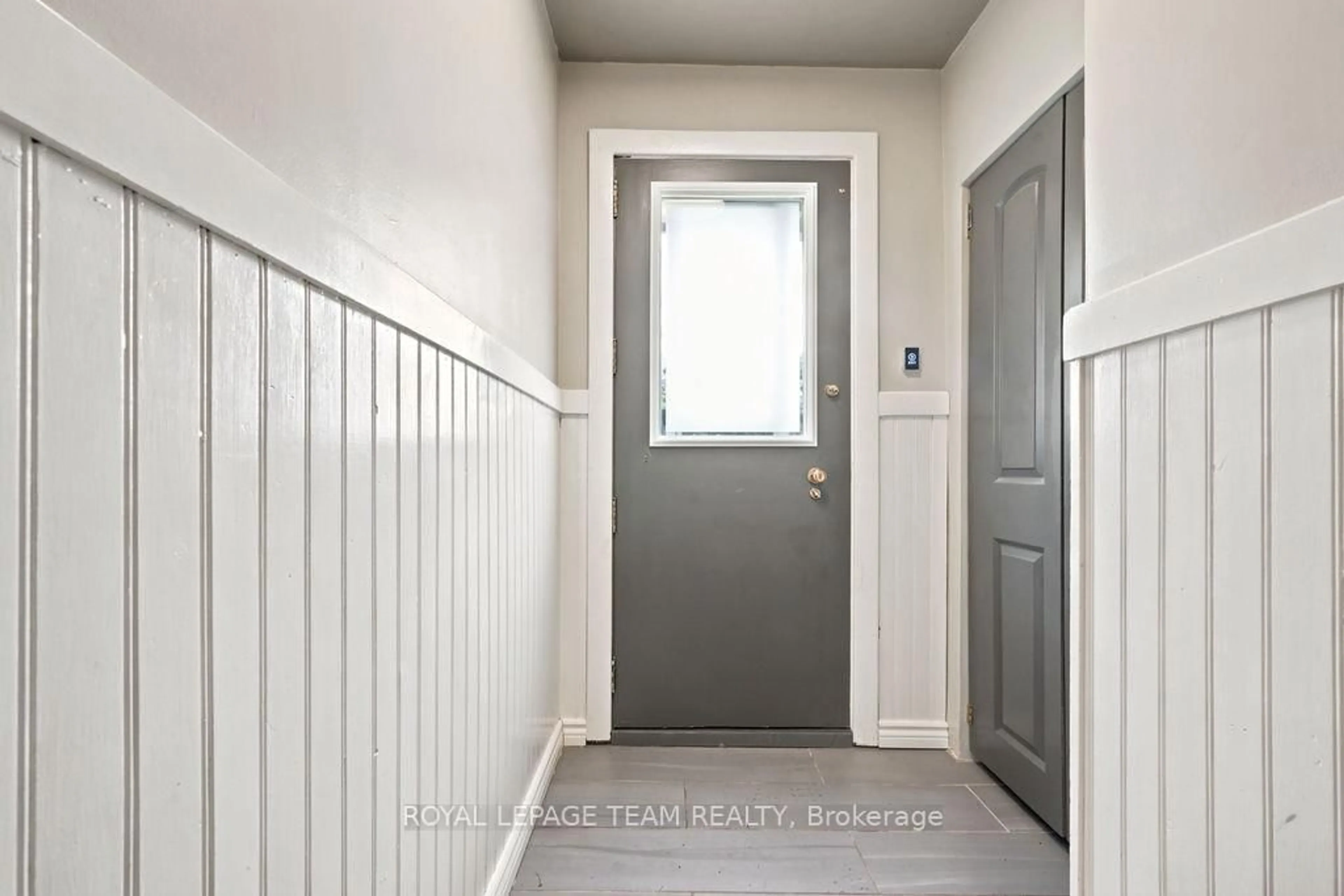 Indoor entryway for 2141 Belair Dr, Ottawa Ontario K2C 0X2