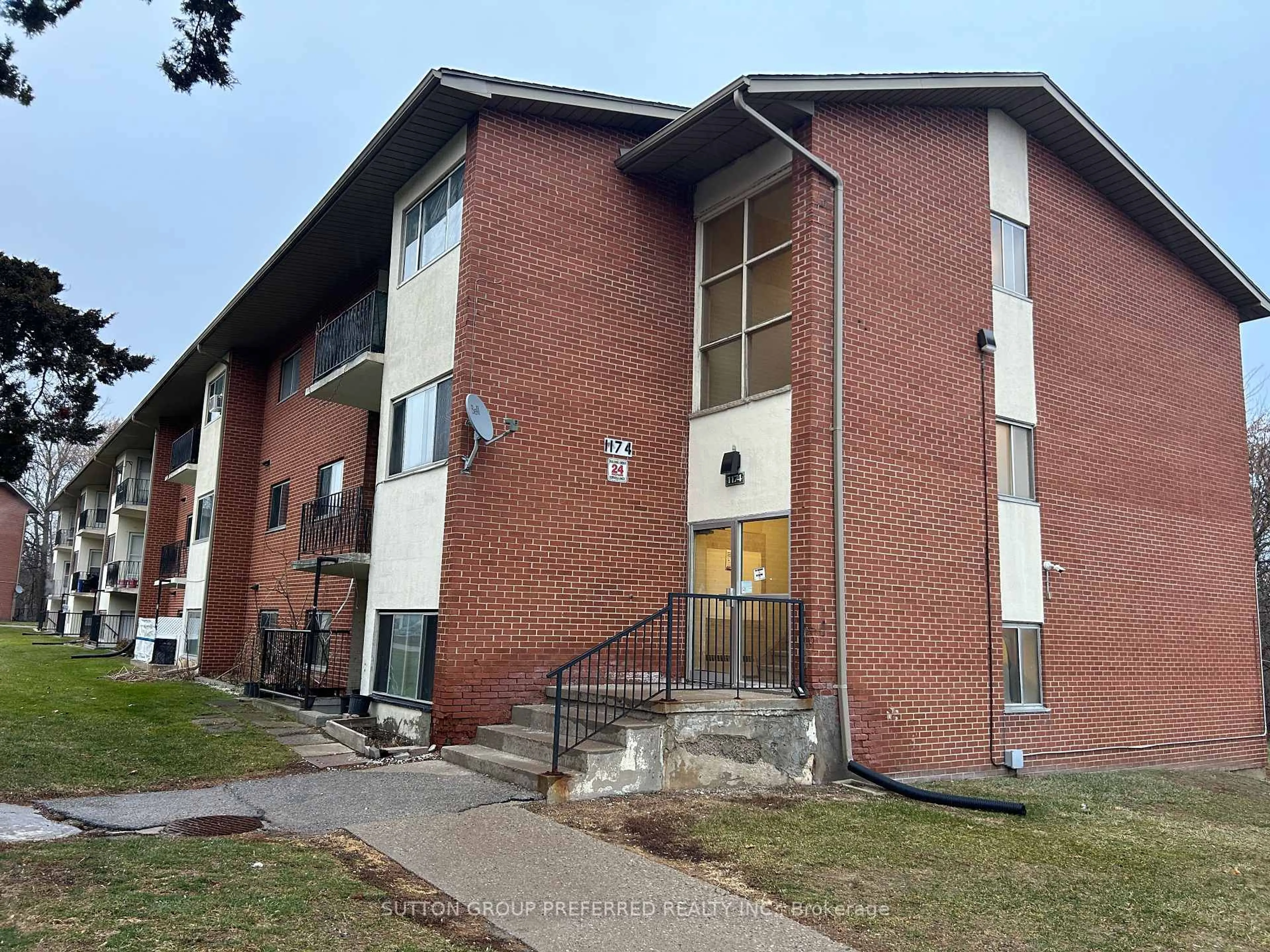 Home with brick exterior material, building for 1174 Hamilton Rd #202, London East Ontario N5W 1A9