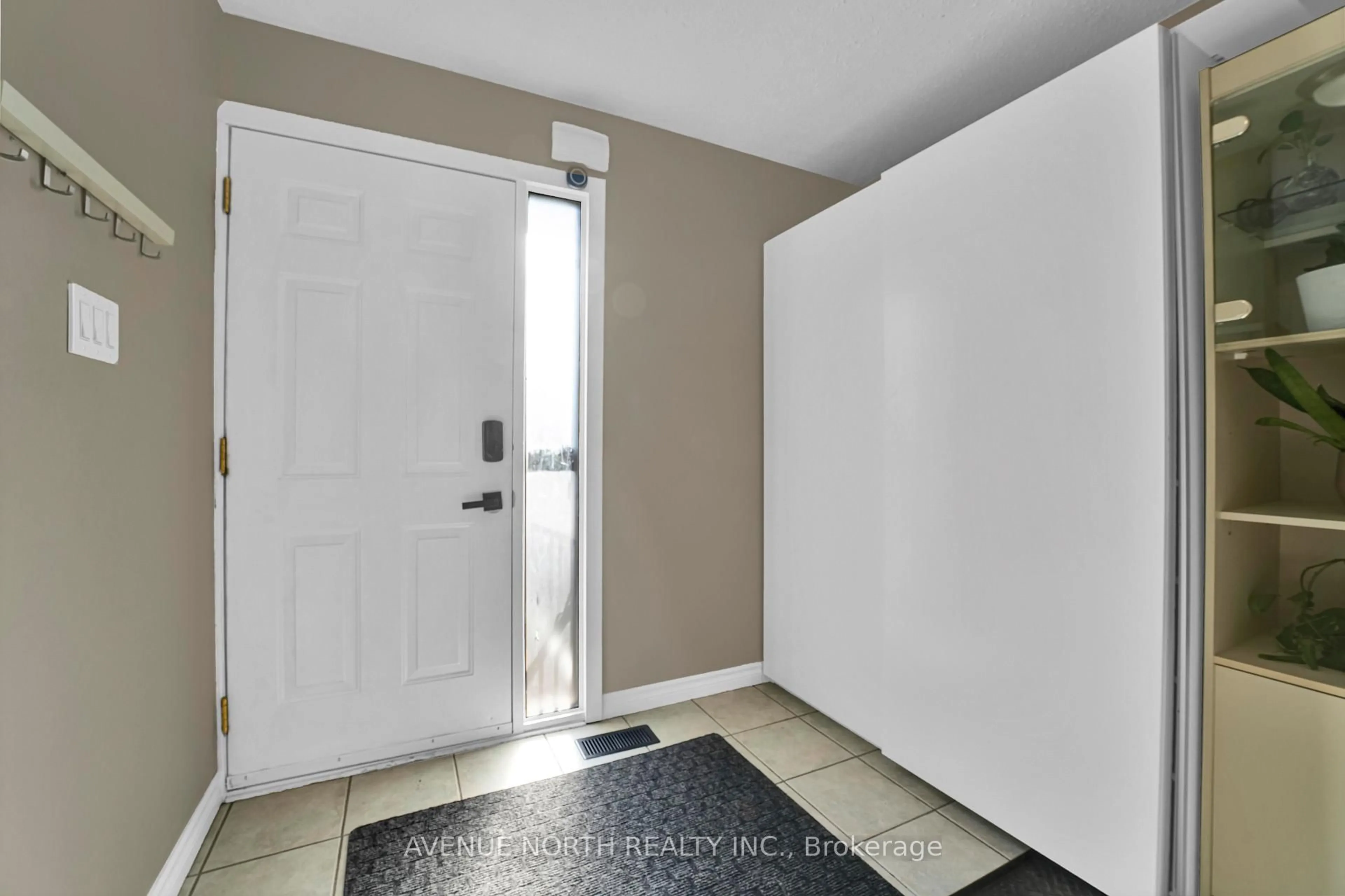 Indoor entryway for 3520 Downpatrick Rd #41, Ottawa Ontario K1V 8T4