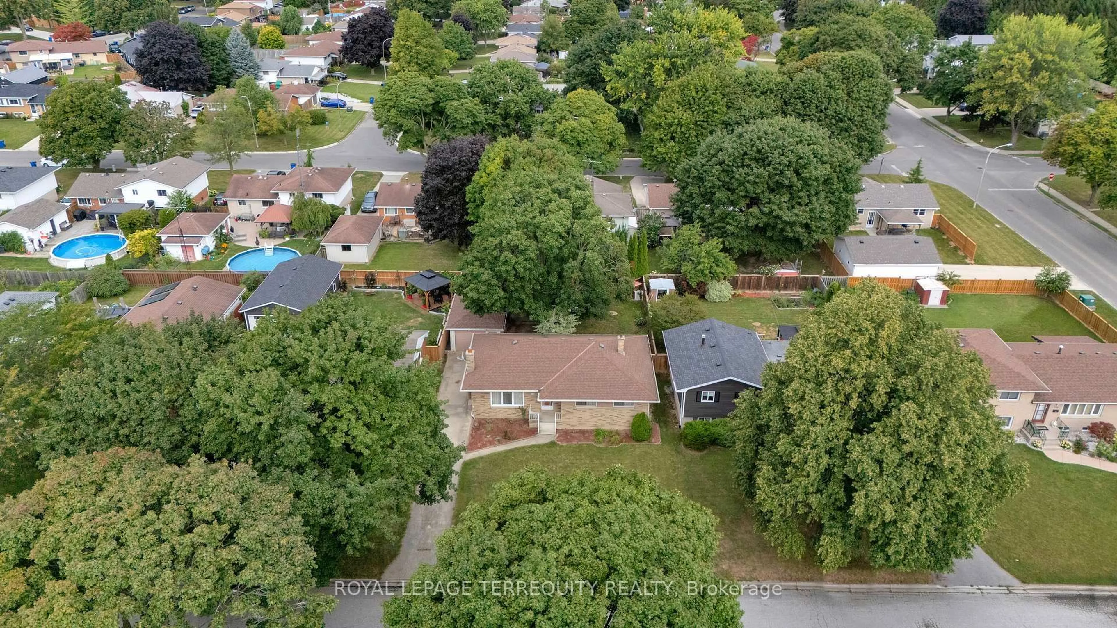 A pic from outside/outdoor area/front of a property/back of a property/a pic from drone, street for 126 Partridge Cres, Chatham-Kent Ontario N7L 1E9