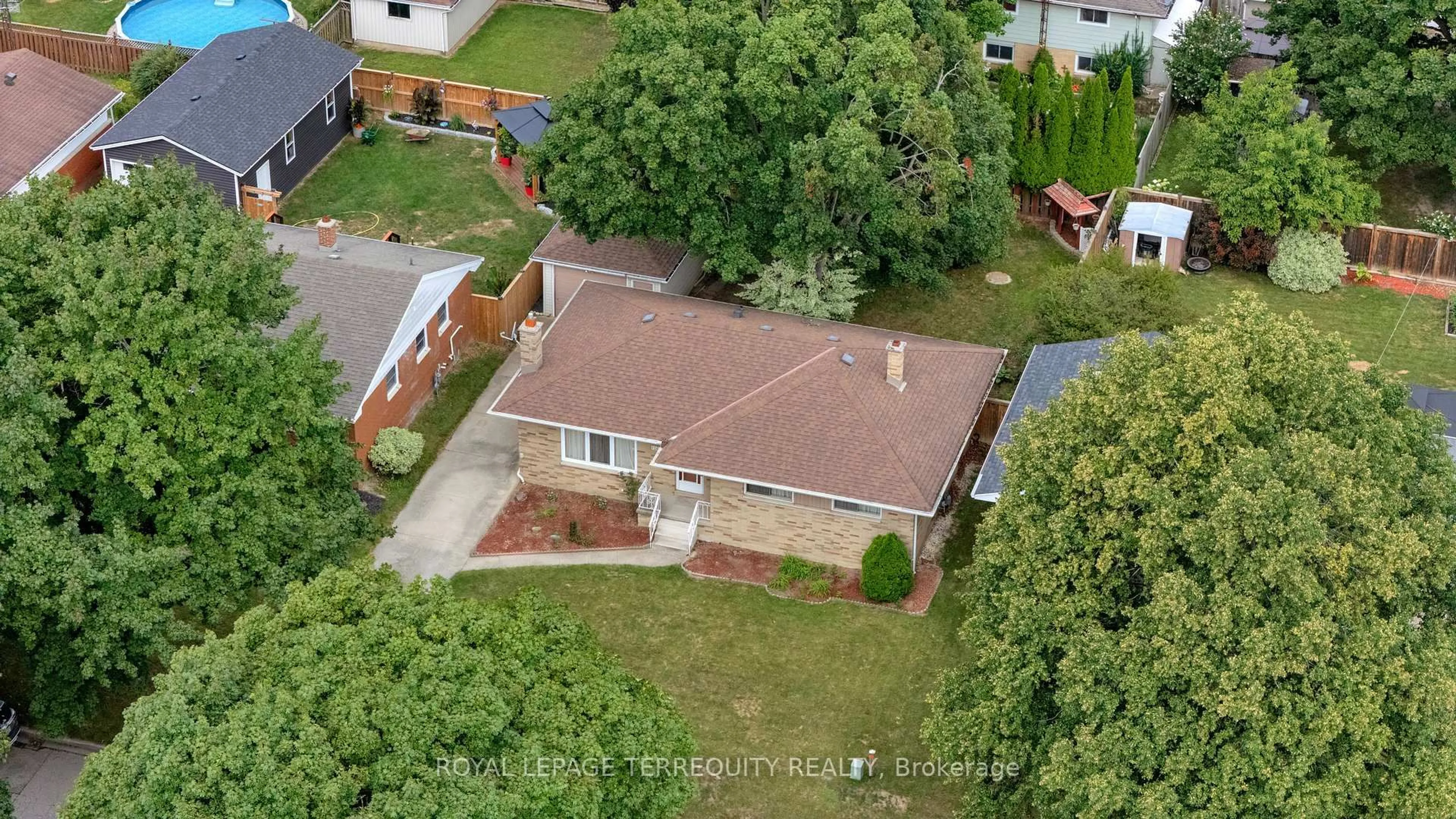 A pic from outside/outdoor area/front of a property/back of a property/a pic from drone, street for 126 Partridge Cres, Chatham-Kent Ontario N7L 1E9