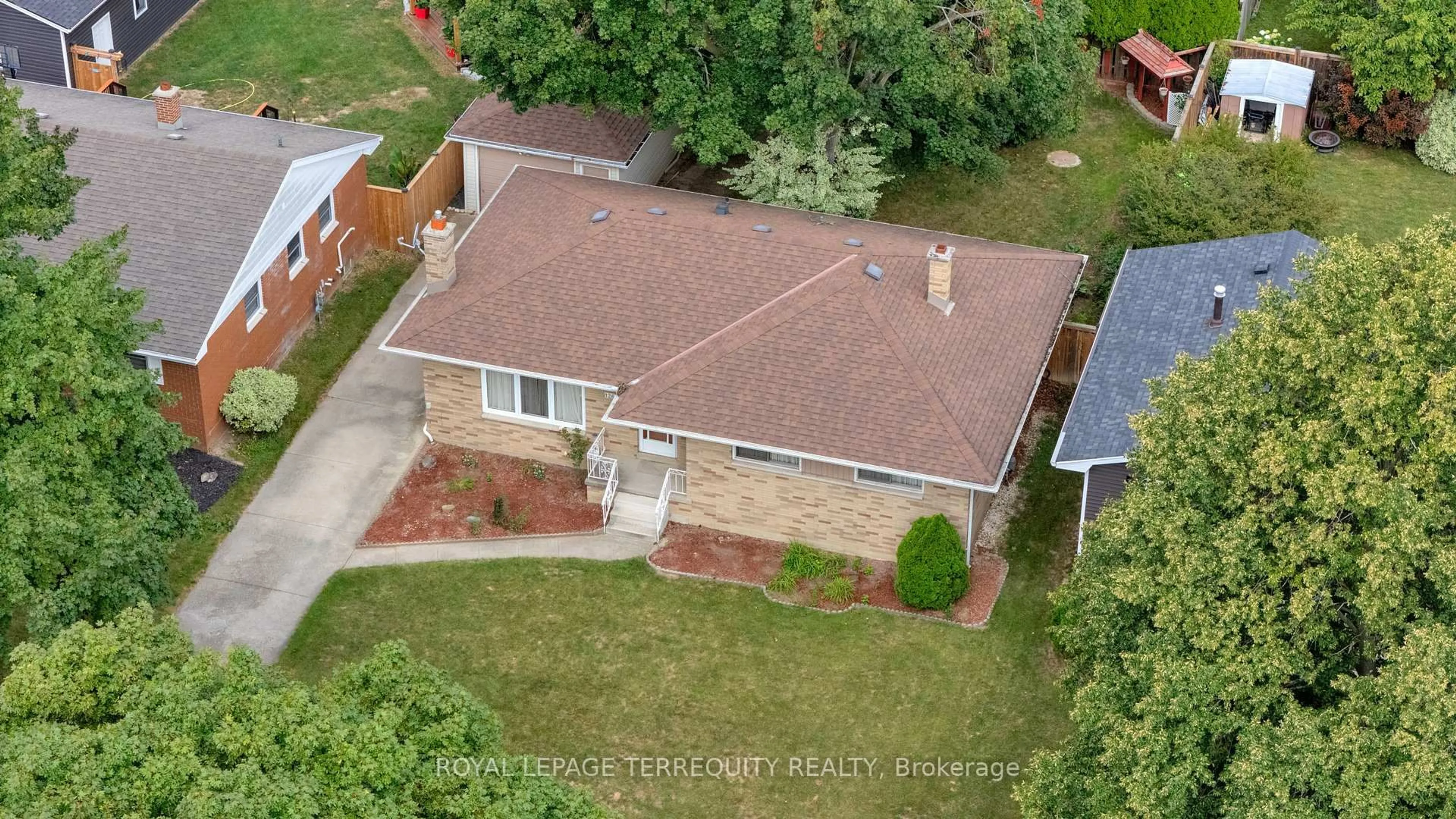 A pic from outside/outdoor area/front of a property/back of a property/a pic from drone, street for 126 Partridge Cres, Chatham-Kent Ontario N7L 1E9