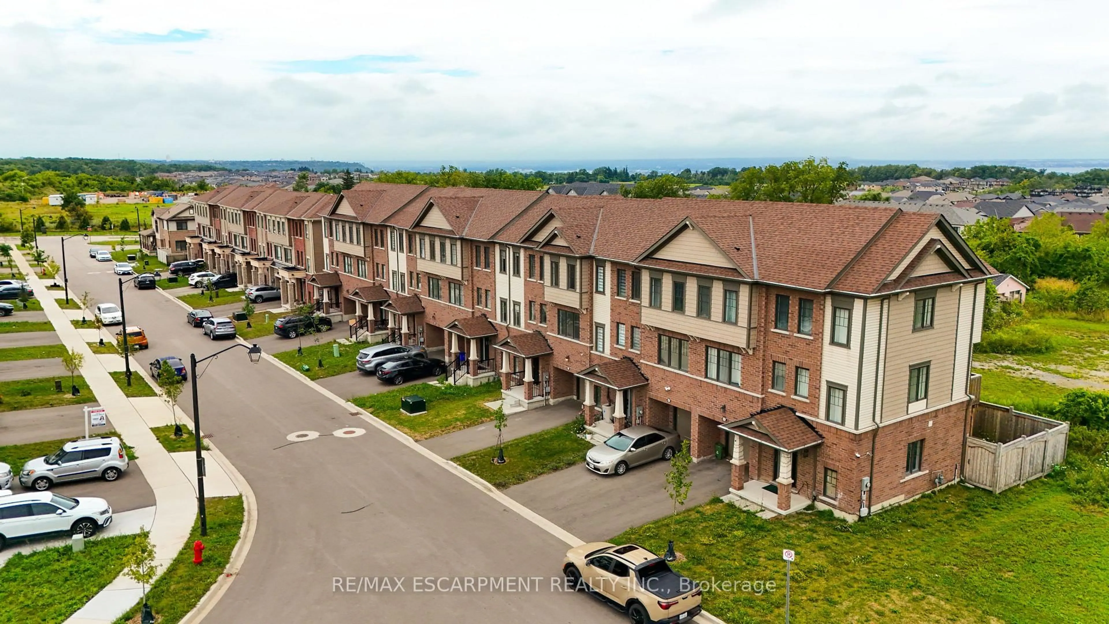 A pic from outside/outdoor area/front of a property/back of a property/a pic from drone, unknown for 41 Utter Pl, Hamilton Ontario L8J 0H7