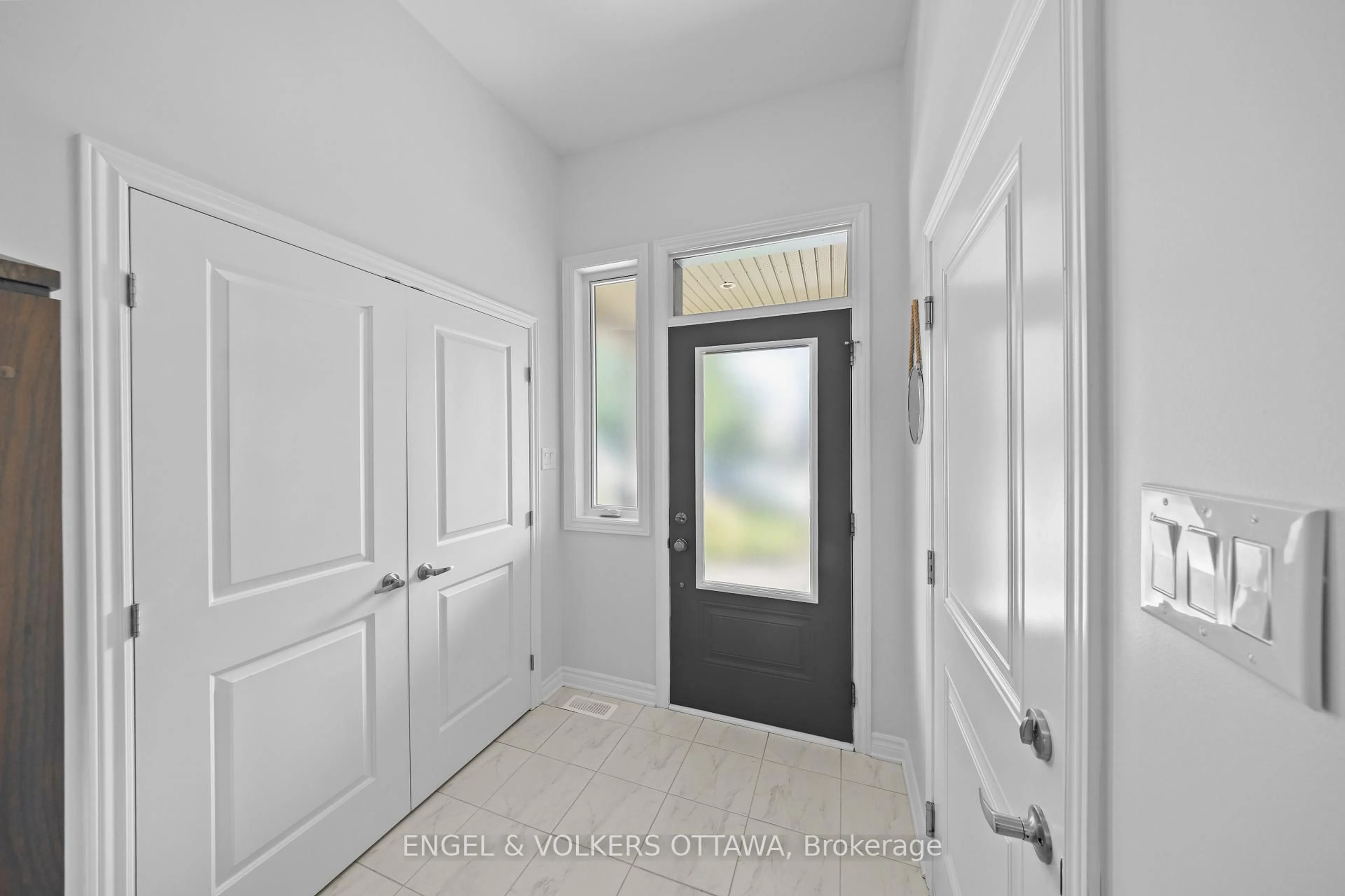 Indoor entryway for 825 Loosestrife Way, Ottawa Ontario K1T 0L8