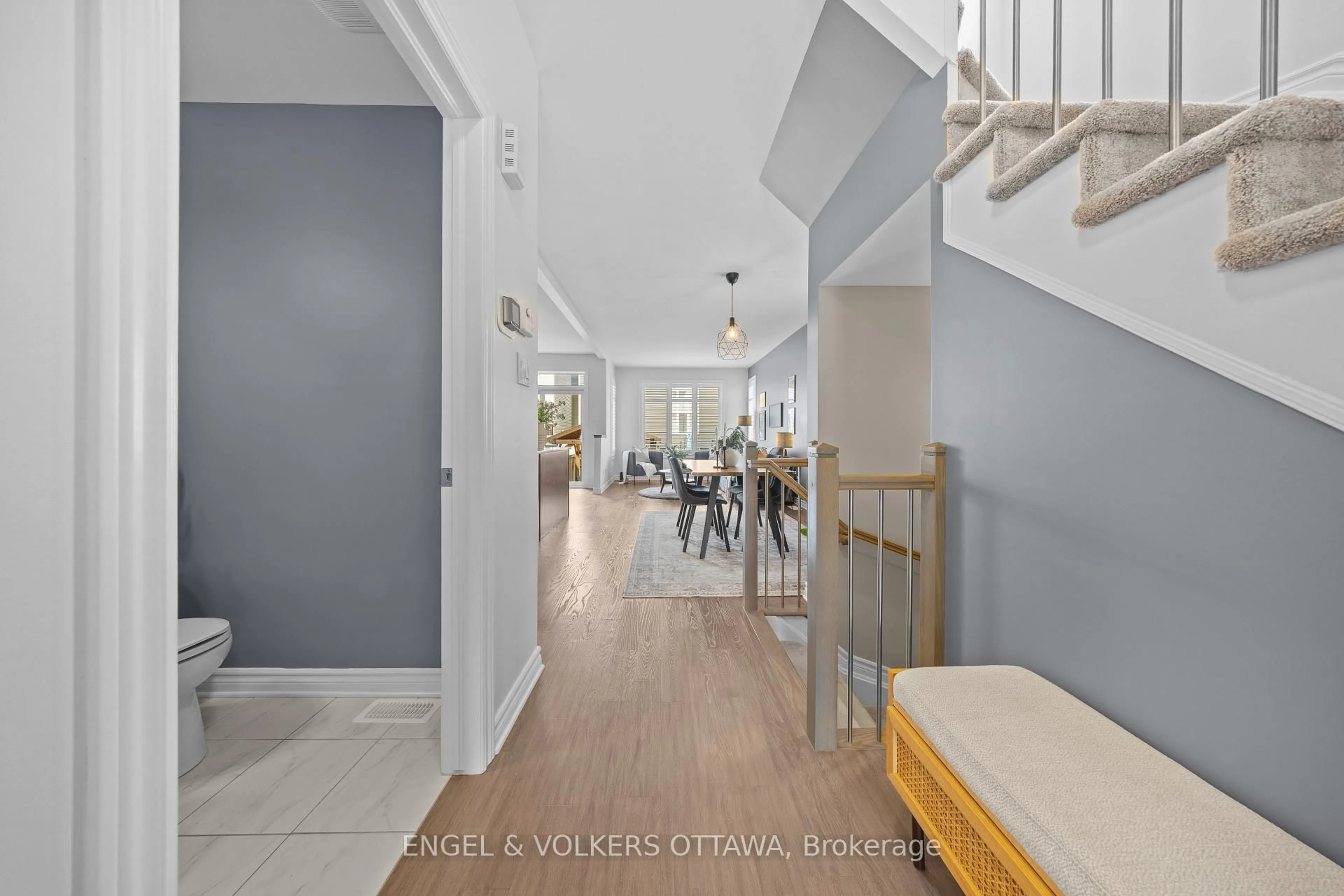 Indoor entryway for 825 Loosestrife Way, Ottawa Ontario K1T 0L8