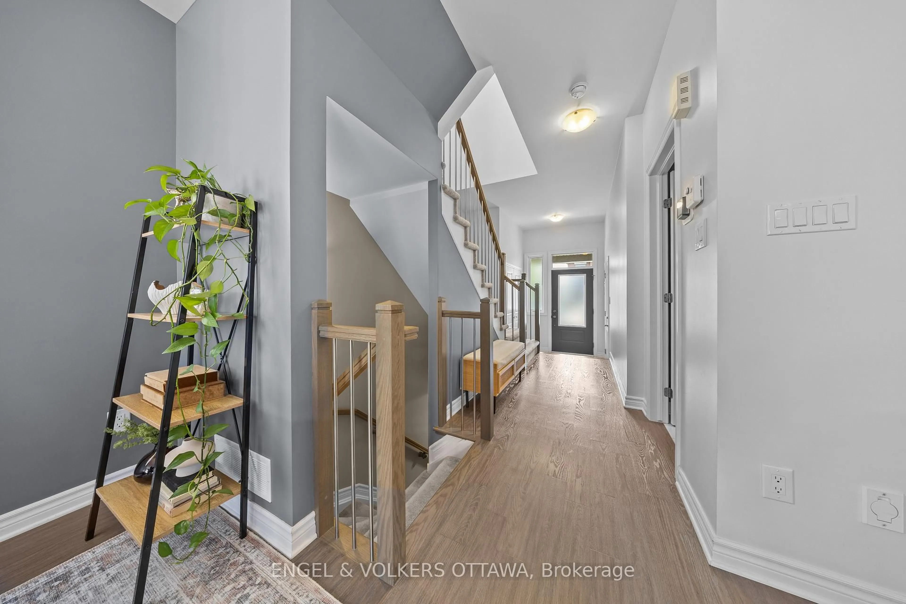 Indoor entryway for 825 Loosestrife Way, Ottawa Ontario K1T 0L8