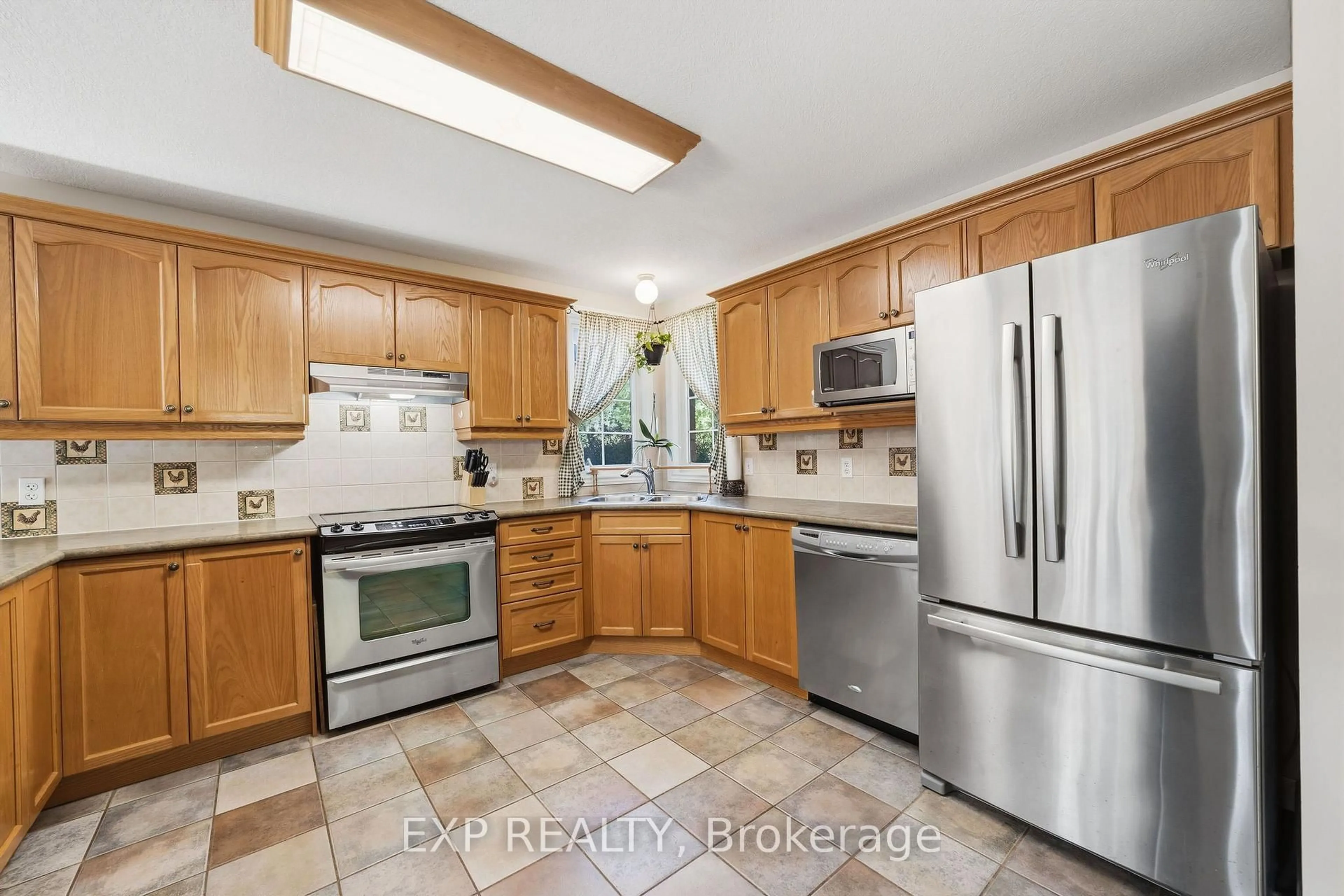 Standard kitchen, ceramic/tile floor for 924 Garibaldi Ave, London North Ontario N5X 4J8
