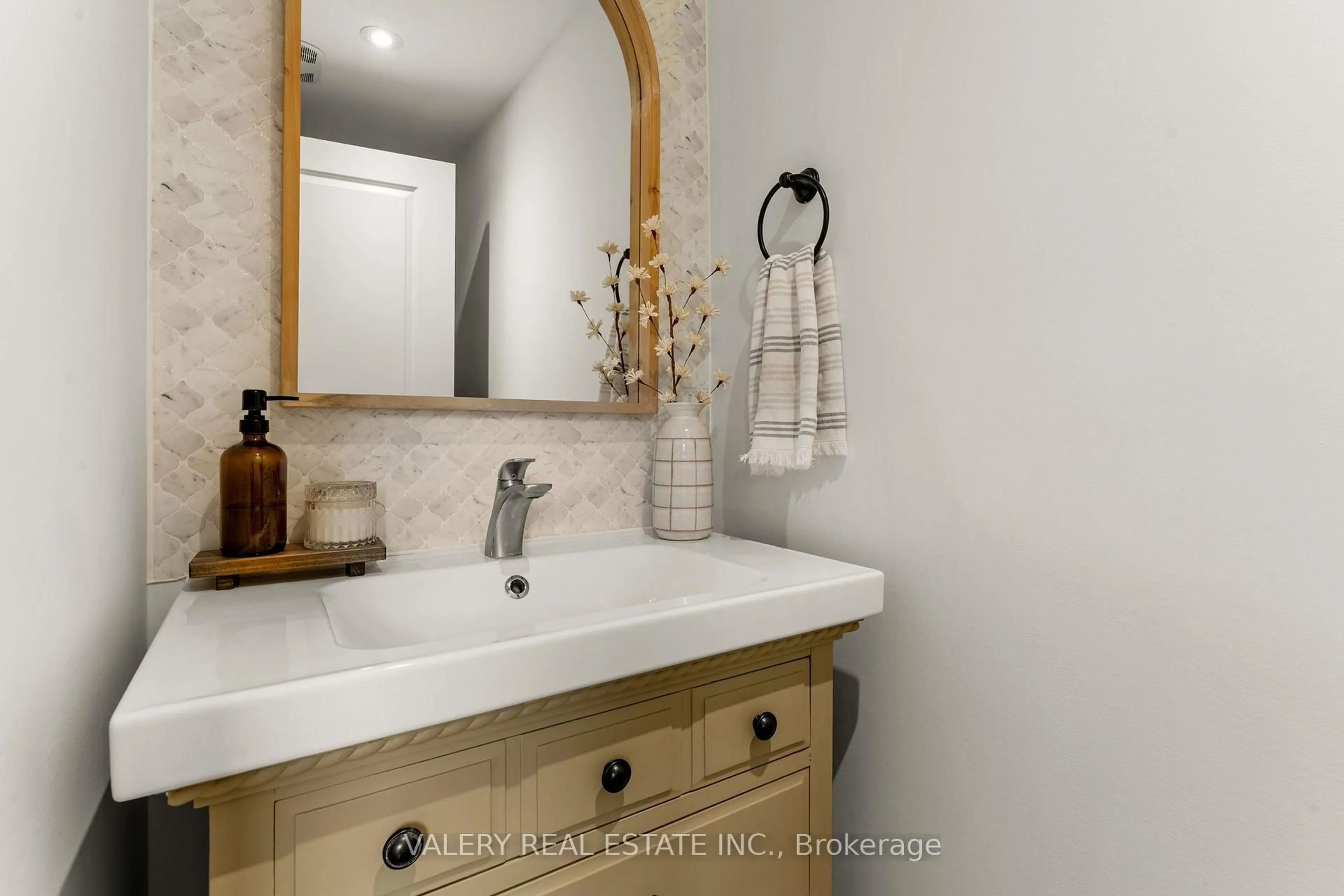 Standard bathroom, ceramic/tile floor for 46 Blackwell Dr, Kitchener Ontario N2N 1P8