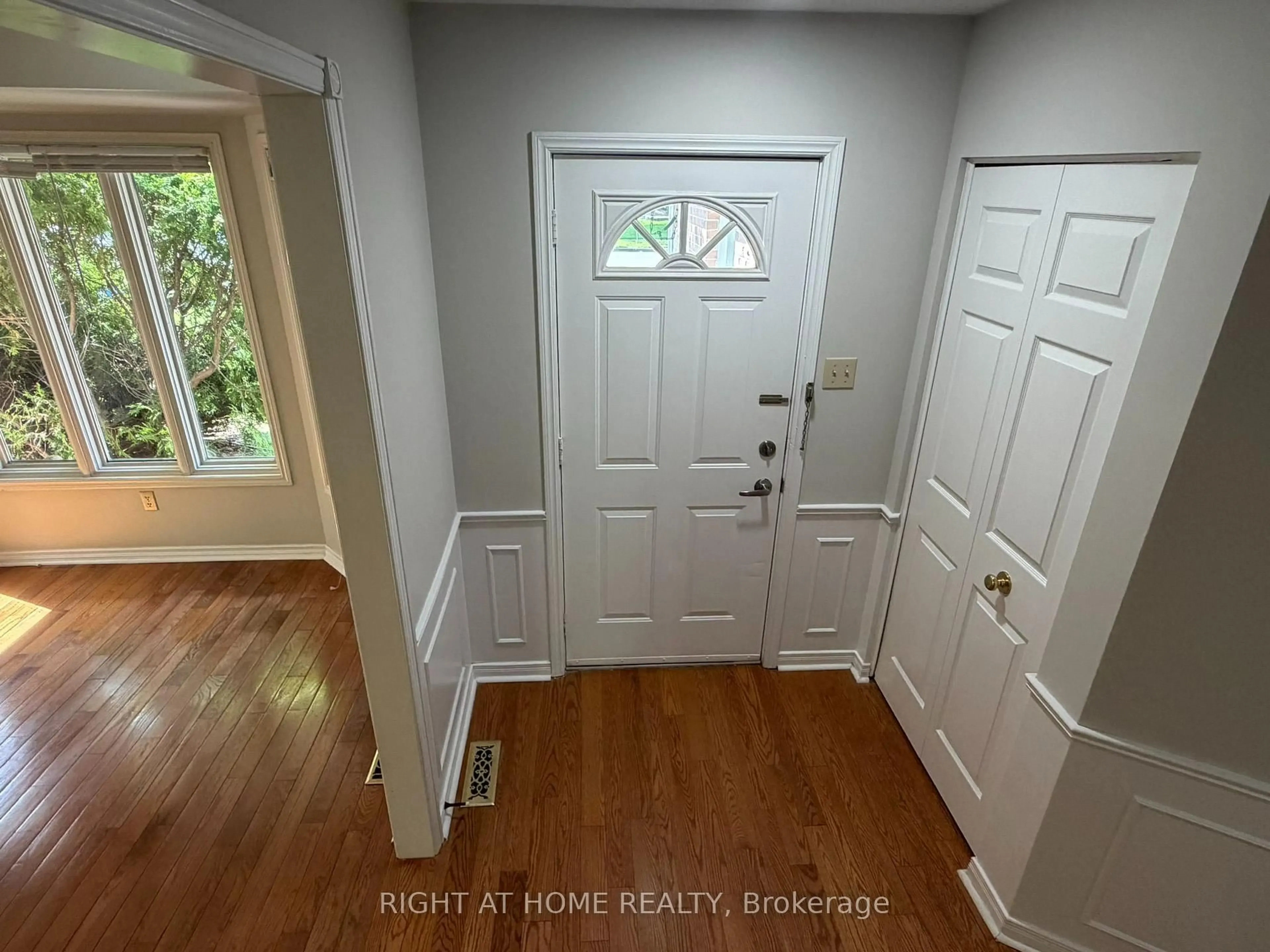Indoor entryway for 1004 ALDERSBROOK Rd, London North Ontario N6G 4N5