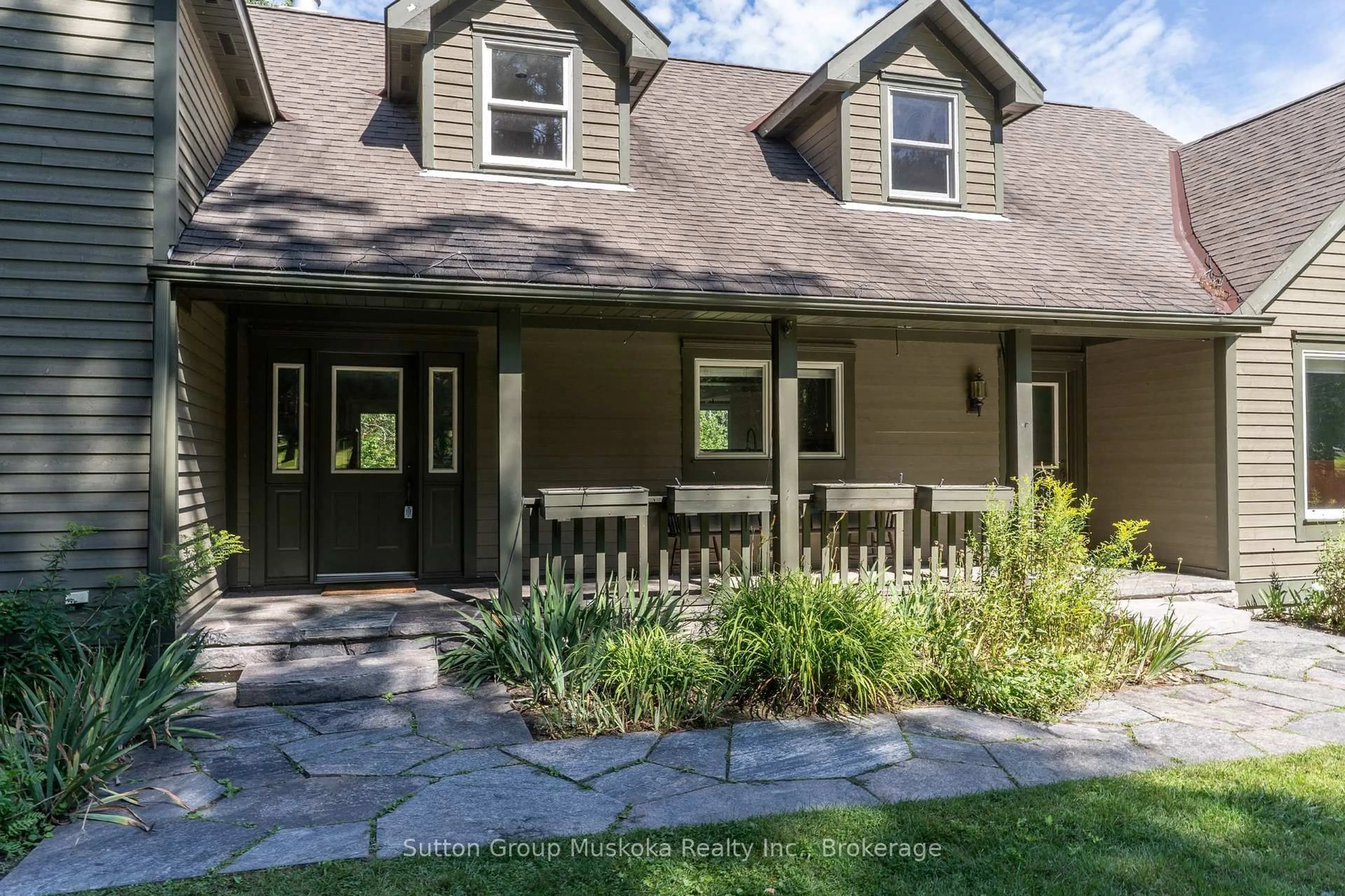 Home with vinyl exterior material, street for 577 Canal Rd, Huntsville Ontario P1H 2J6