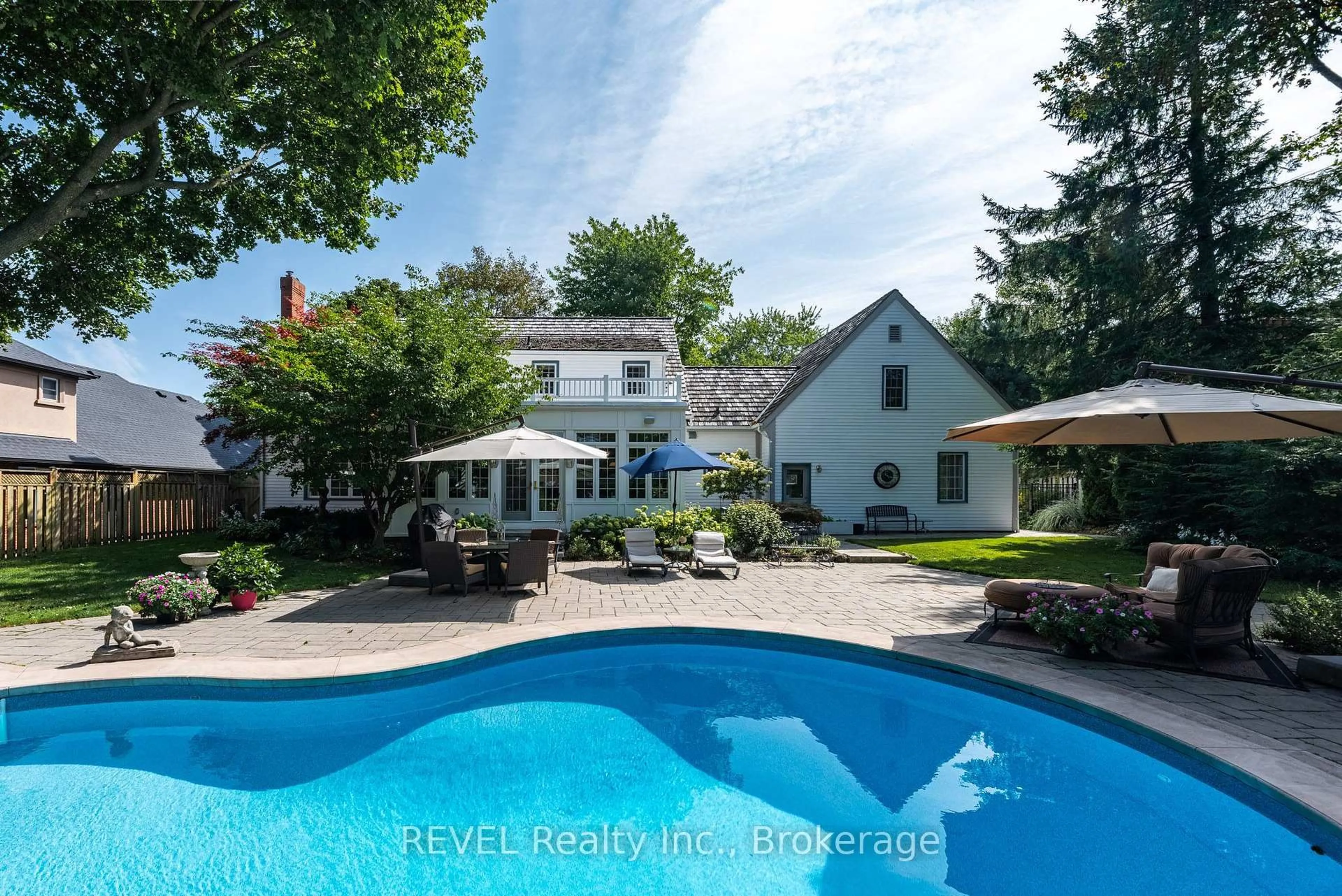 A pic from outside/outdoor area/front of a property/back of a property/a pic from drone, water/lake/river/ocean view for 34 Lorimer St, Pelham Ontario L0S 1E3