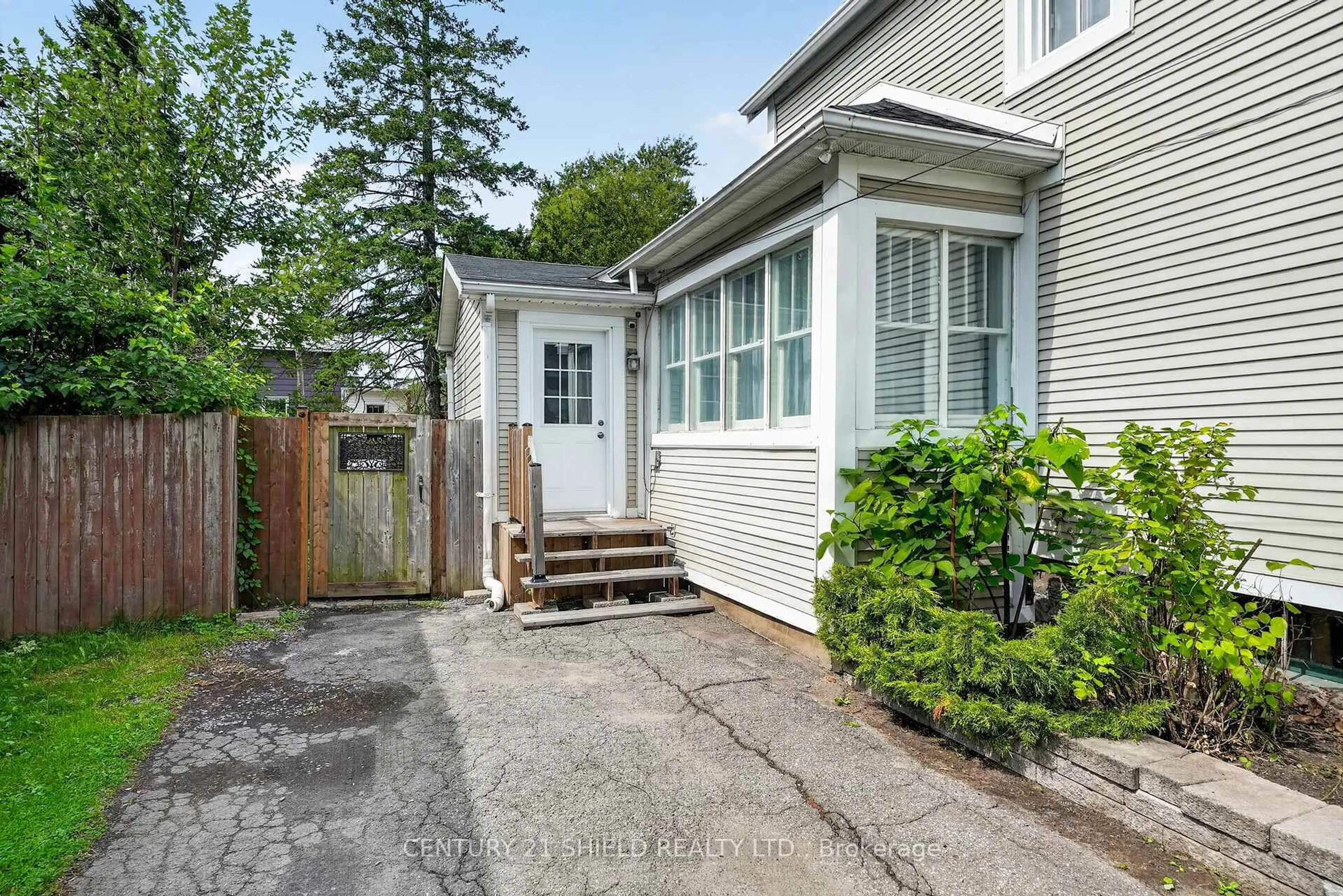 Unknown for 430 Sydney St, Cornwall Ontario K6H 3H8