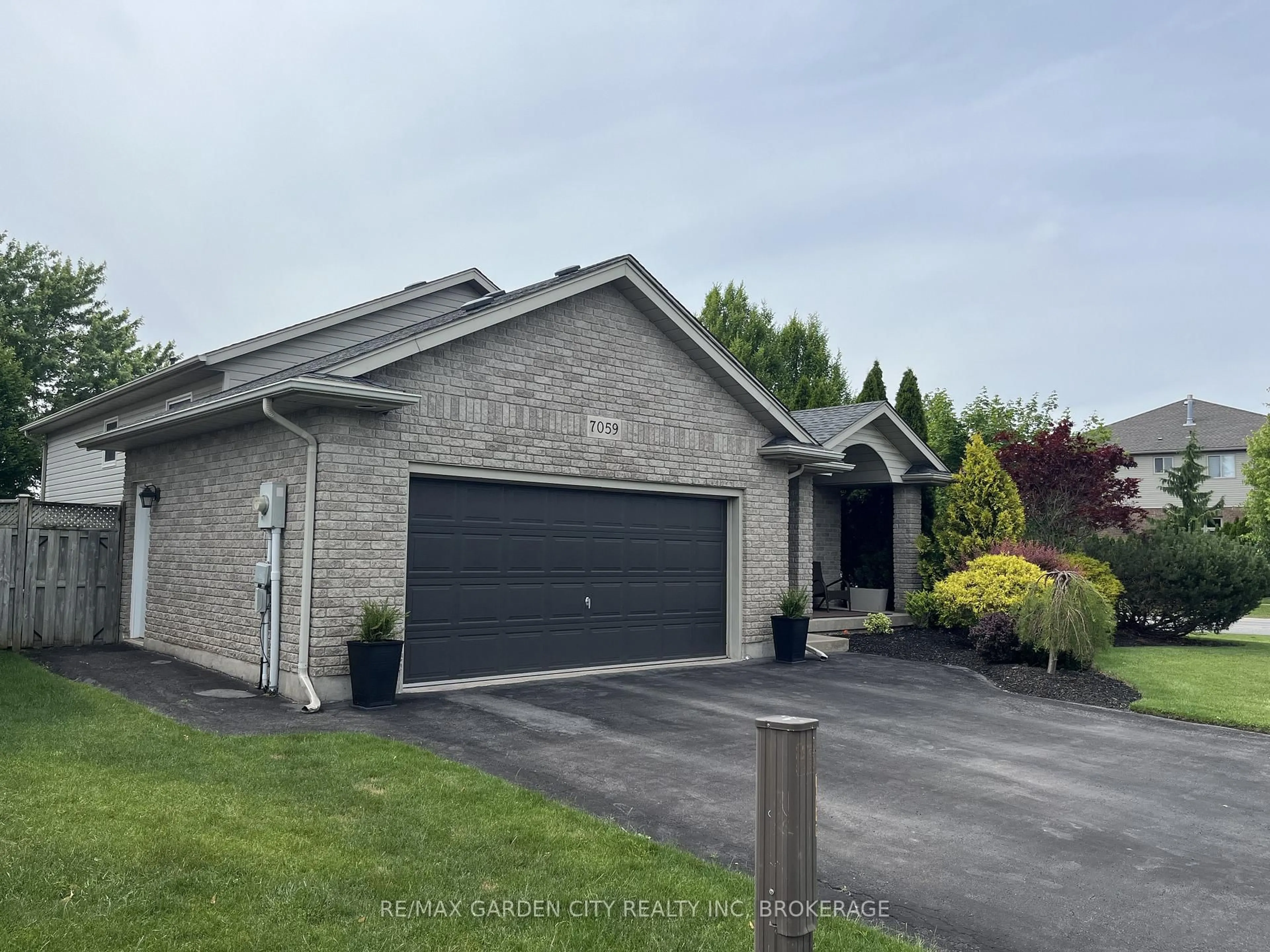 Home with brick exterior material, street for 7059 Parkside Rd, Niagara Falls Ontario L2H 3L6