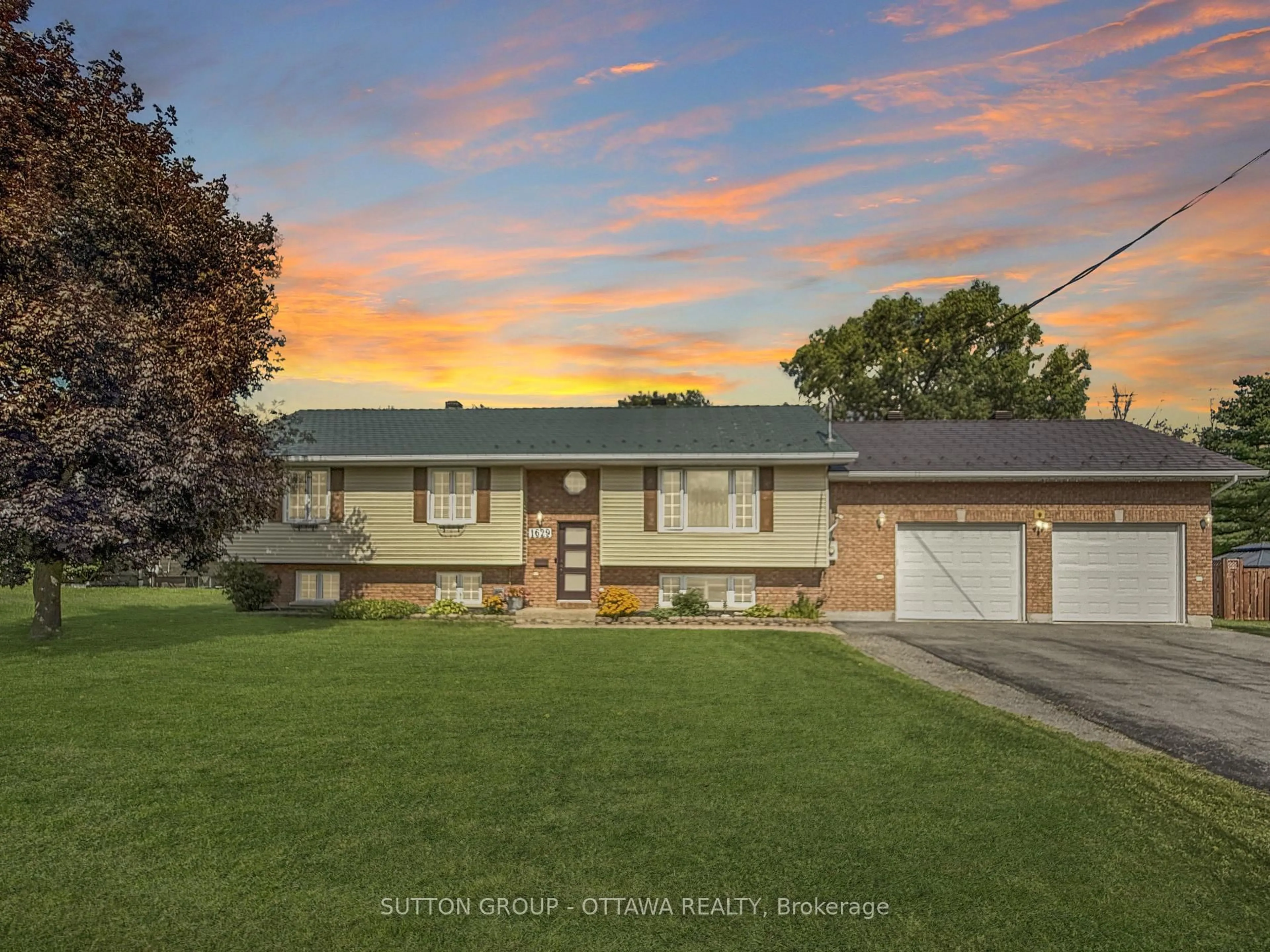 Home with vinyl exterior material, street for 1629 Morris St, Cornwall Ontario K6H 7G9