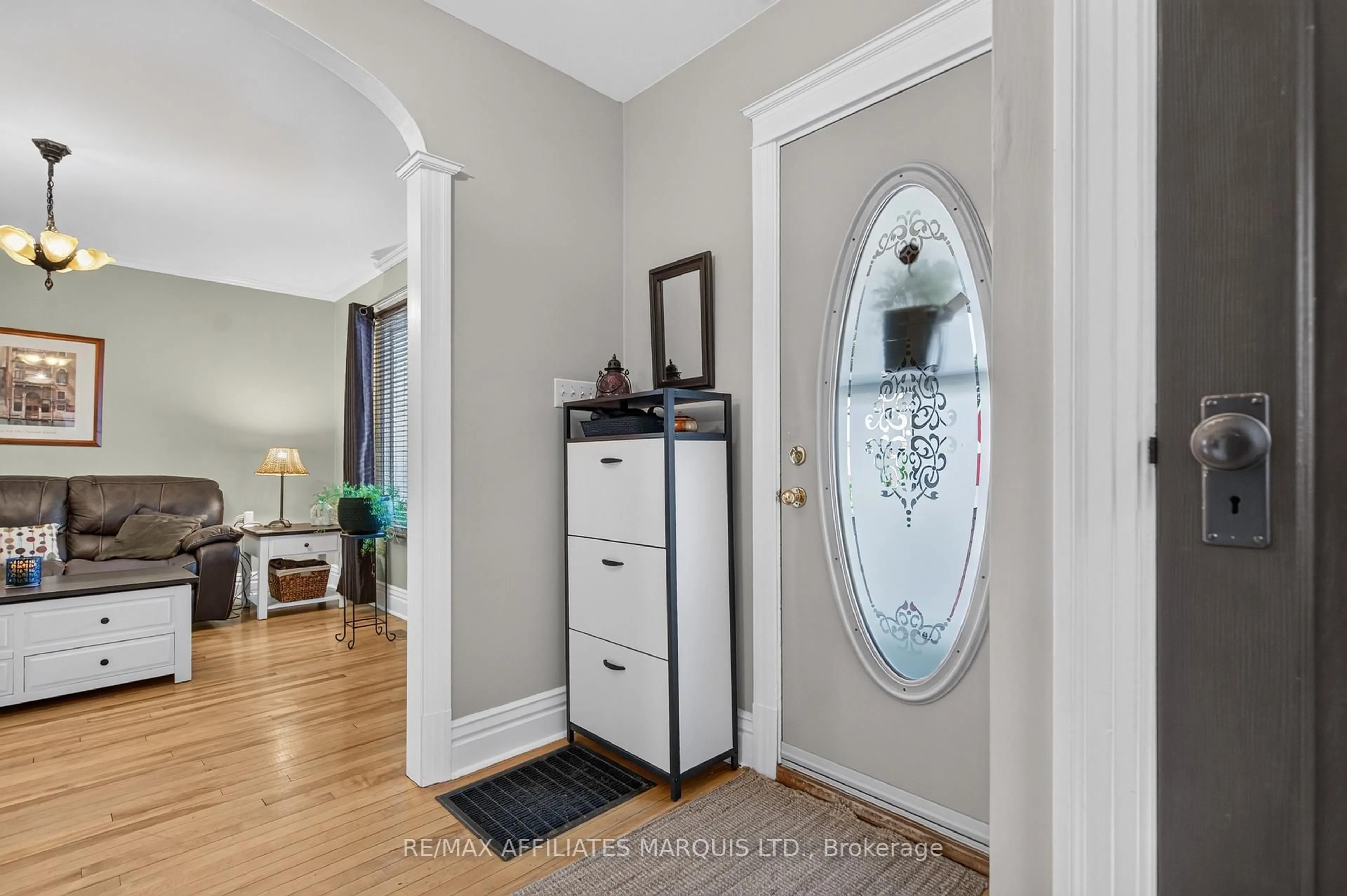 Indoor entryway for 412 York St, Cornwall Ontario K6J 3Z5