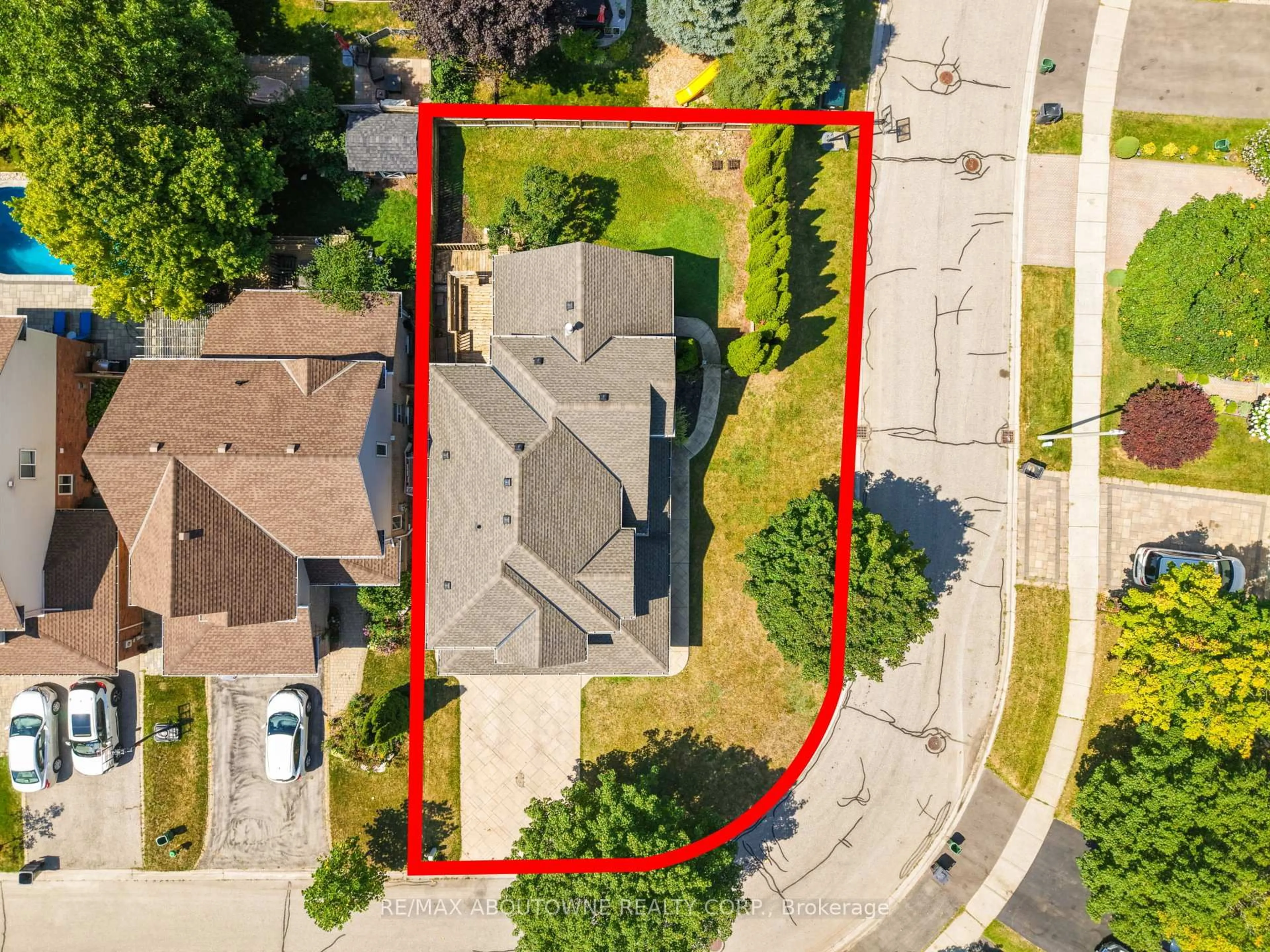 A pic from outside/outdoor area/front of a property/back of a property/a pic from drone, street for 18 Haney Dr, Guelph Ontario N1L 1N7