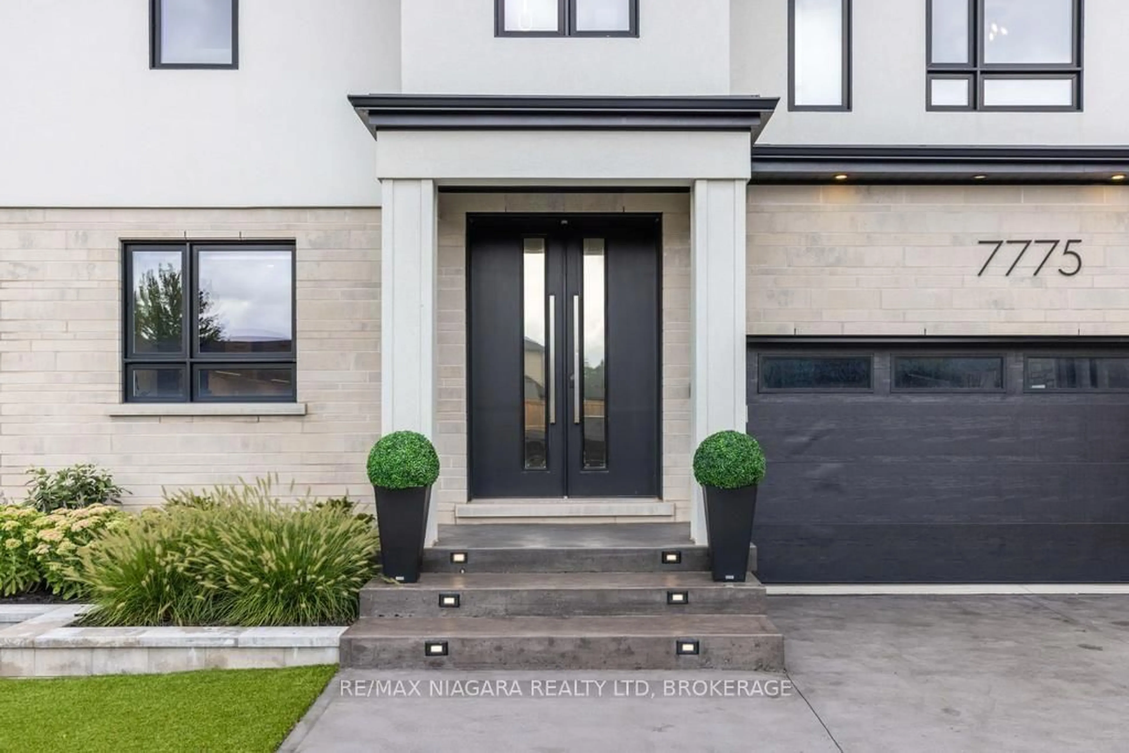 Indoor entryway for 7775 Secretariat Crt, Niagara Falls Ontario L2H 3V3
