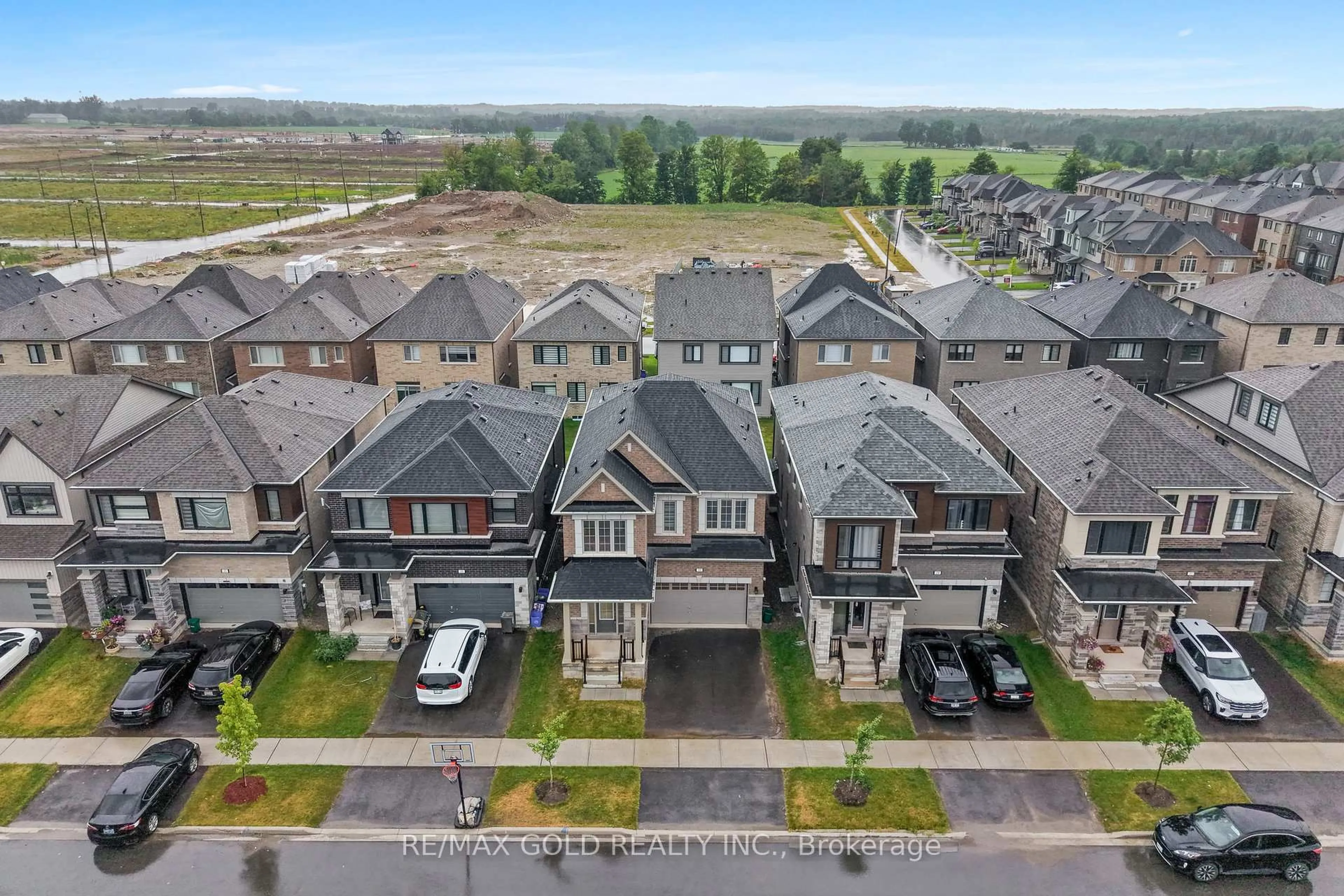 A pic from outside/outdoor area/front of a property/back of a property/a pic from drone, mountain view for 27 Spiers Rd, Erin Ontario N0B 1T0
