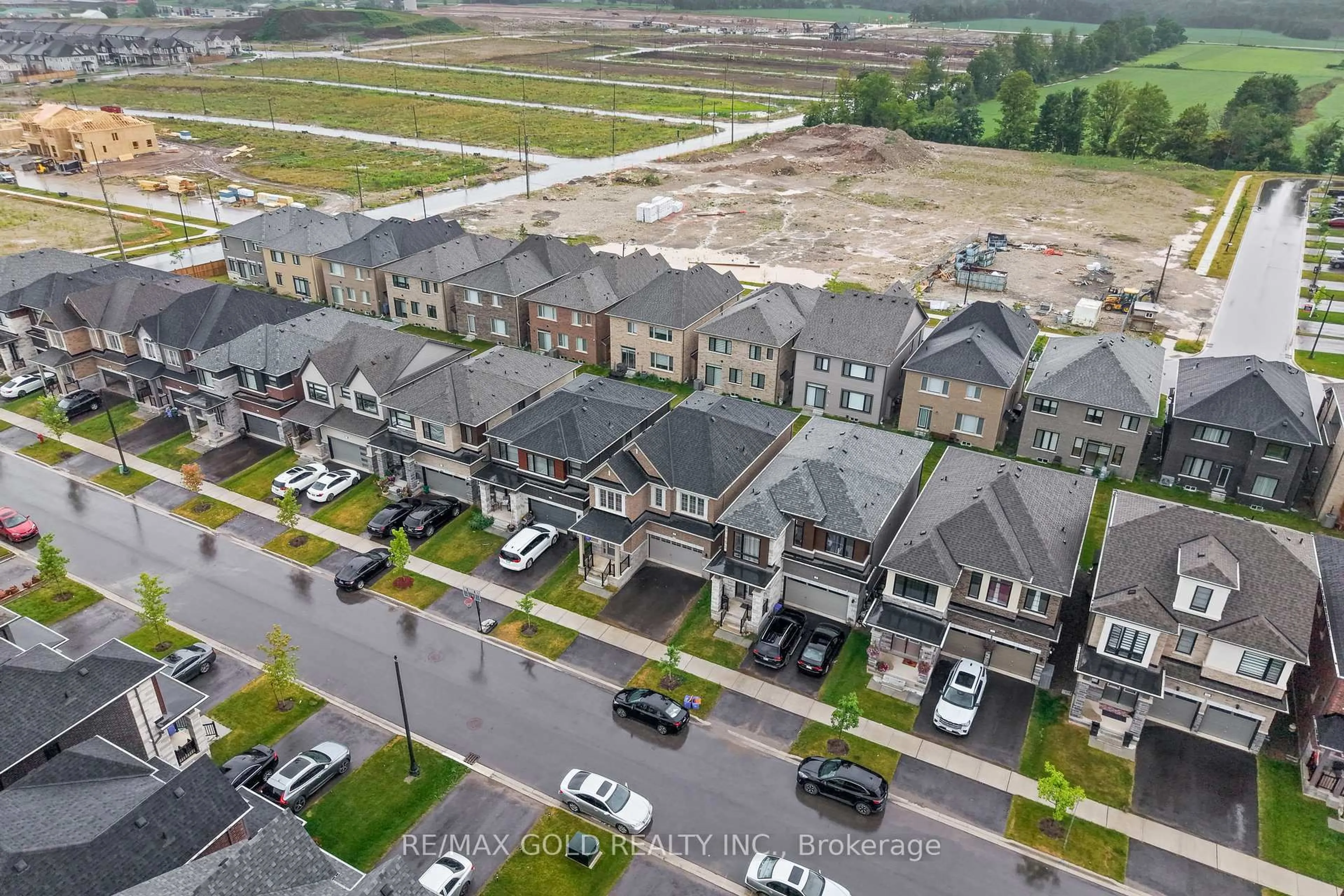 A pic from outside/outdoor area/front of a property/back of a property/a pic from drone, street for 27 Spiers Rd, Erin Ontario N0B 1T0