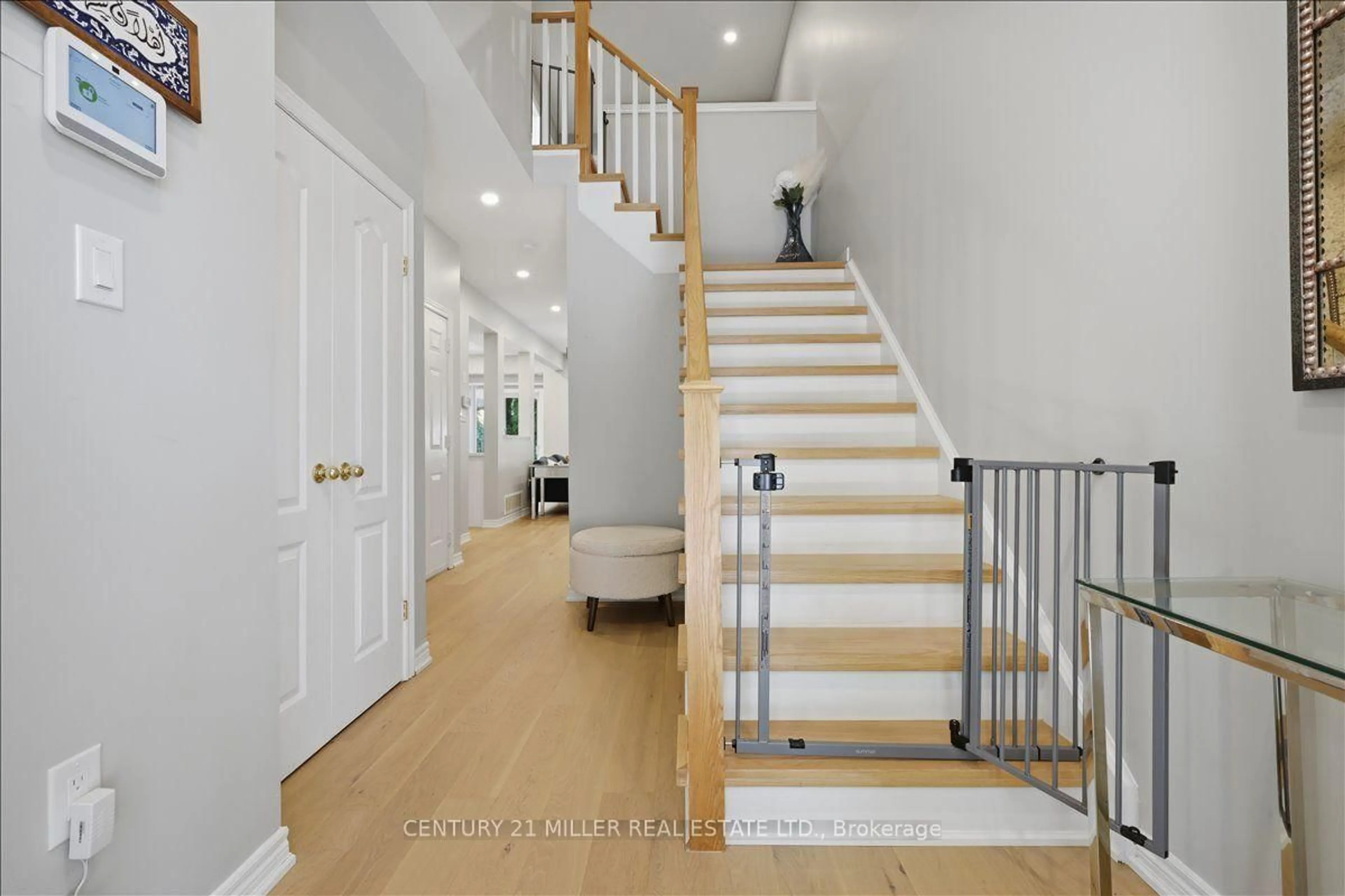 Indoor foyer for 232 Stonehenge Dr #13, Hamilton Ontario L9K 1R5