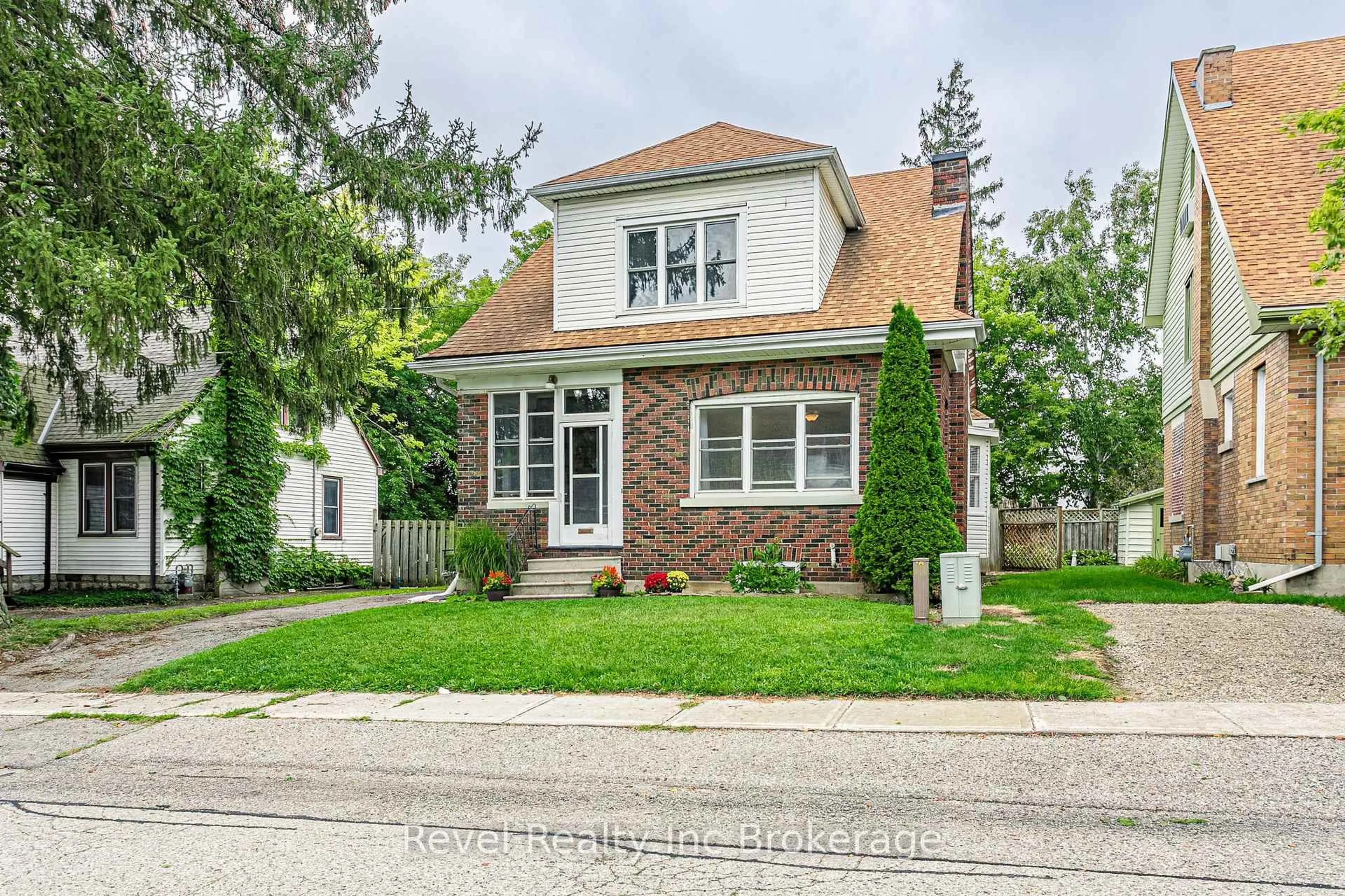 Home with brick exterior material, street for 95 Concession St, Ingersoll Ontario N5C 1E9
